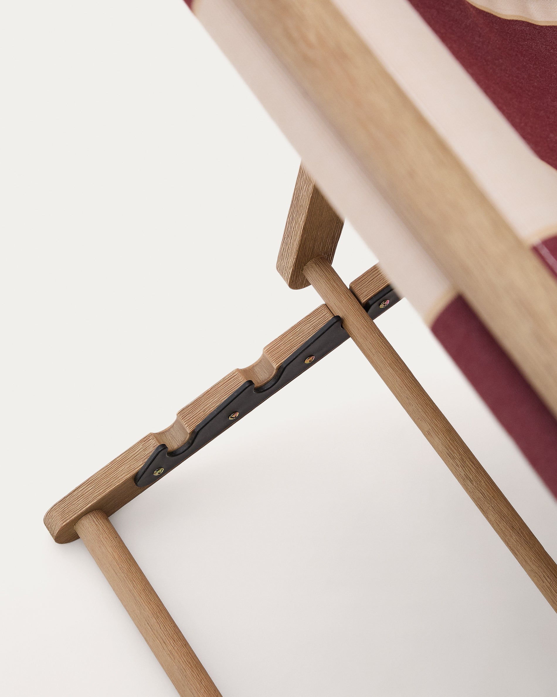 Vilara burgundy and beige striped outdoor folding deck chair made of FSC 100% solid acacia wood - Detail