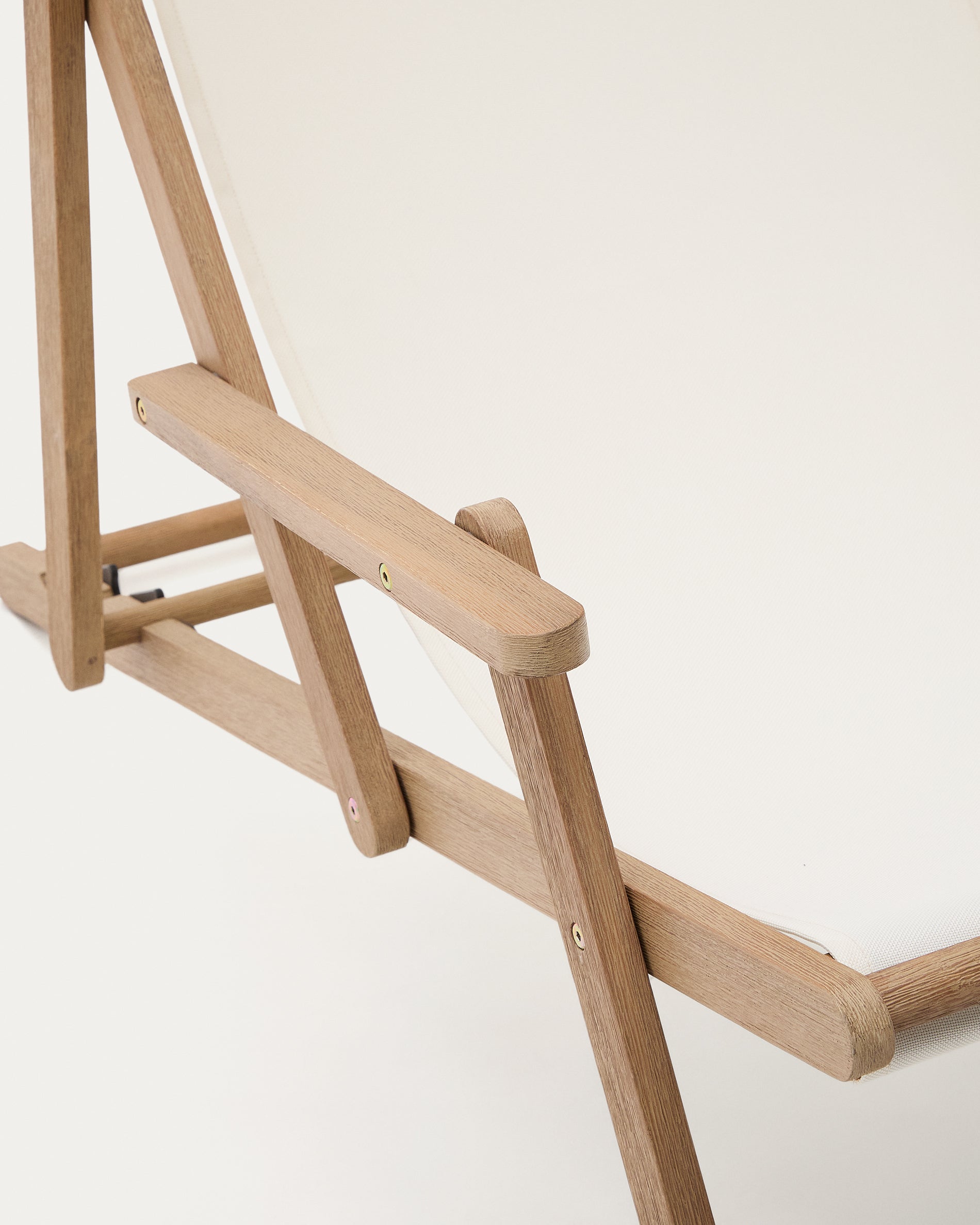 Vilara white outdoor folding deck chair made of FSC 100% solid acacia wood - Detail