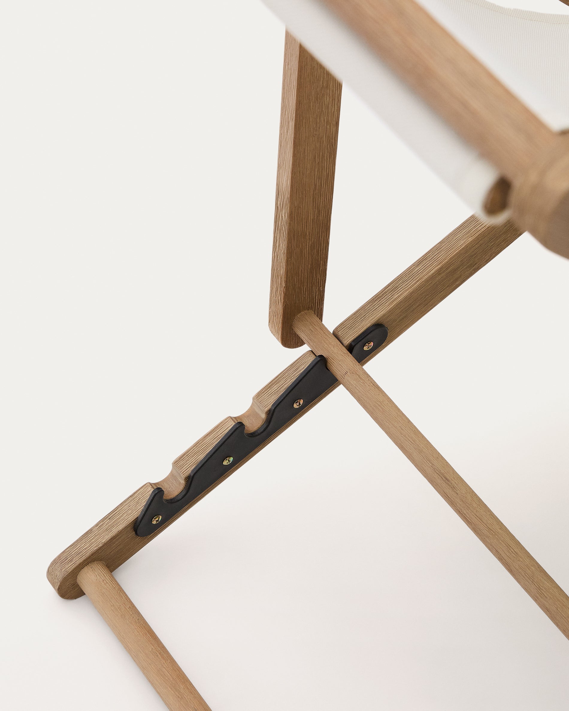 Vilara white outdoor folding deck chair made of FSC 100% solid acacia wood - Detail