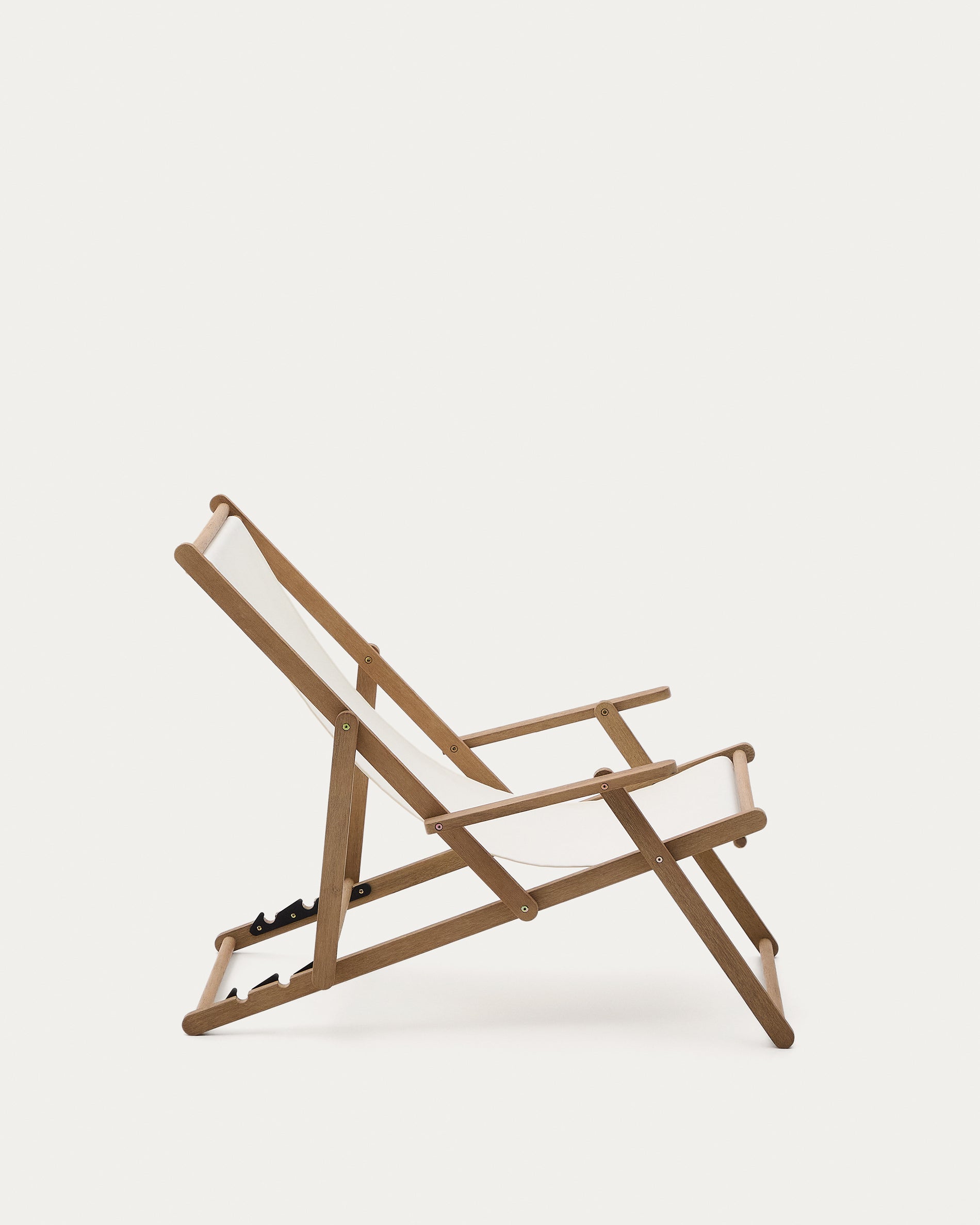 Vilara white outdoor folding deck chair made of FSC 100% solid acacia wood - Product View