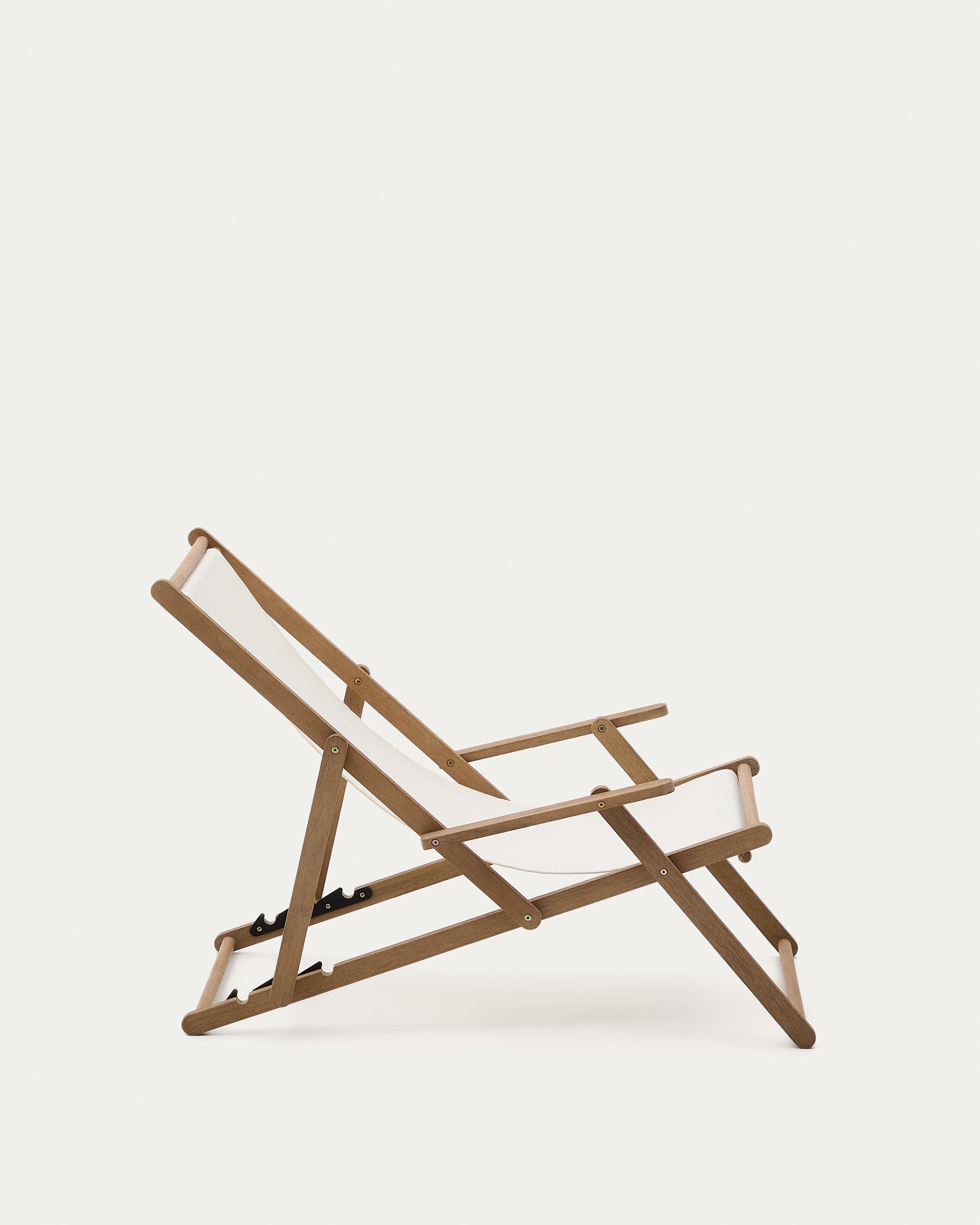 Vilara white outdoor folding deck chair made of FSC 100% solid acacia wood - Product View