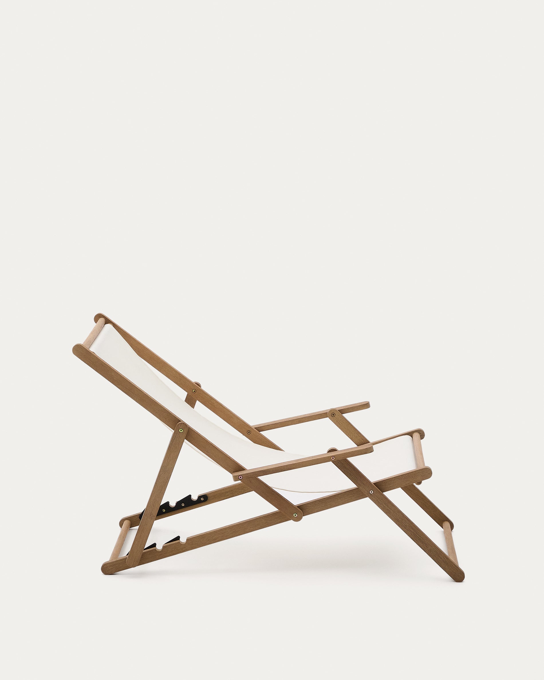 Vilara white outdoor folding deck chair made of FSC 100% solid acacia wood - Product View
