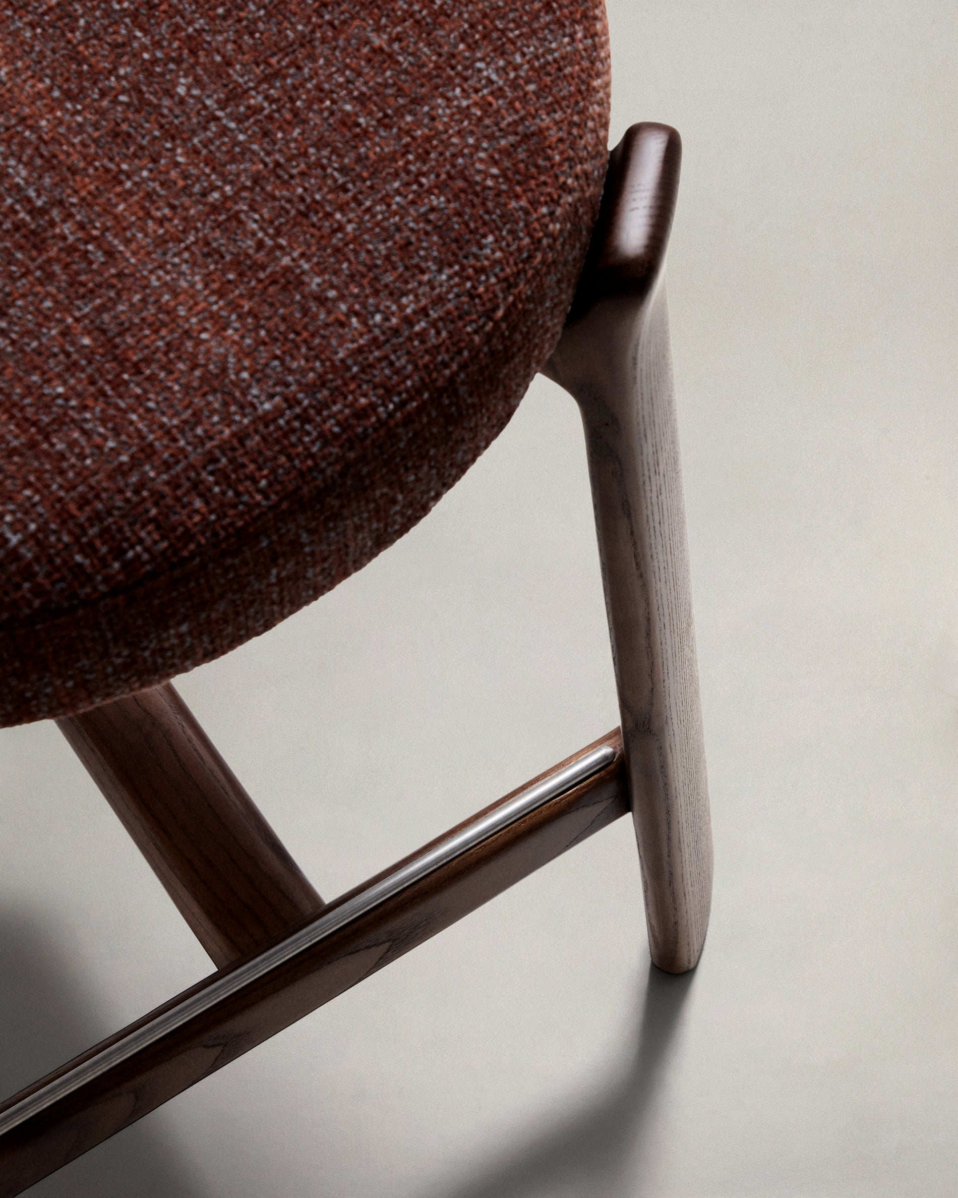 Granite stool in brown chenille and solid ash wood with walnut-coloured finish FSC 100% 65cm - Detail