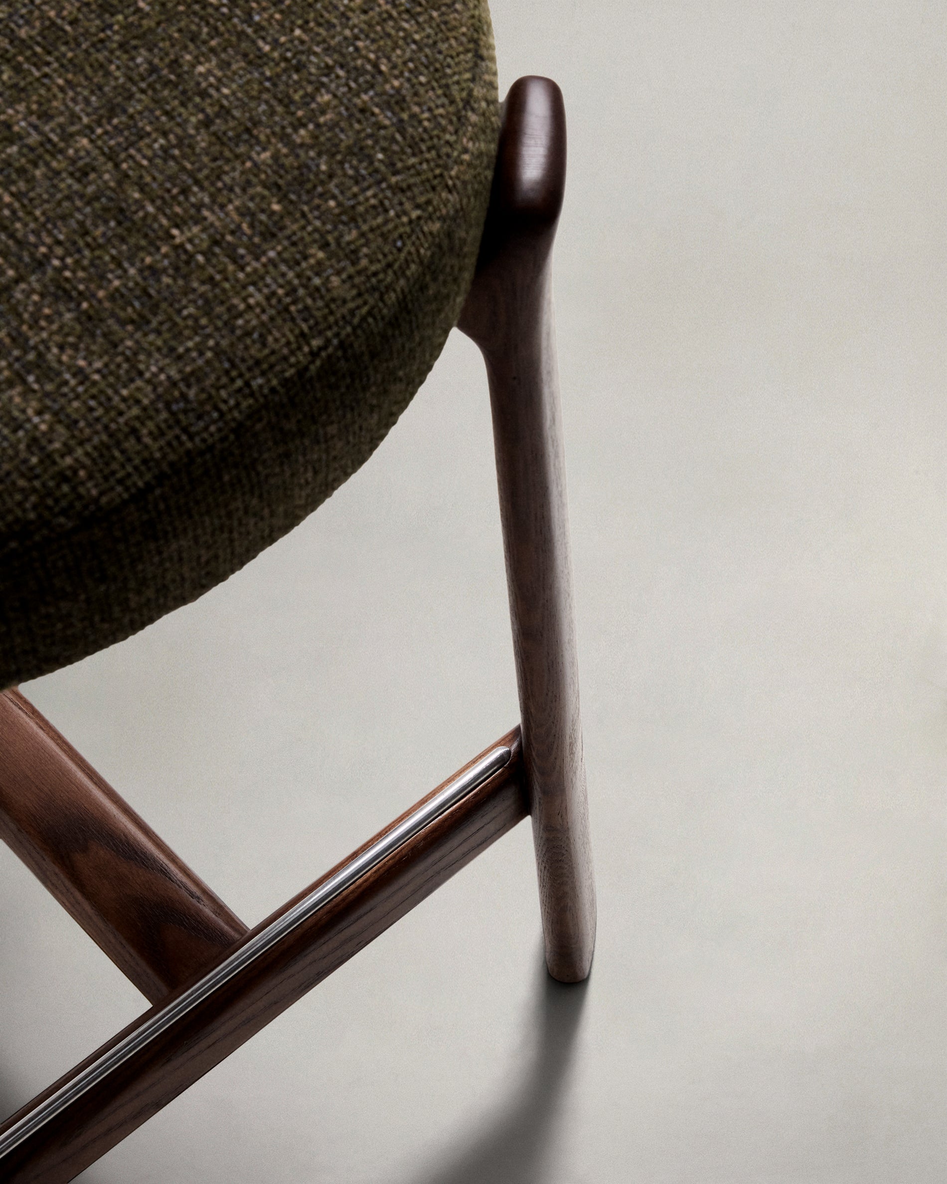 Granite stool in green chenille and solid ash wood with walnut-coloured finish FSC 100% 65cm - Detail