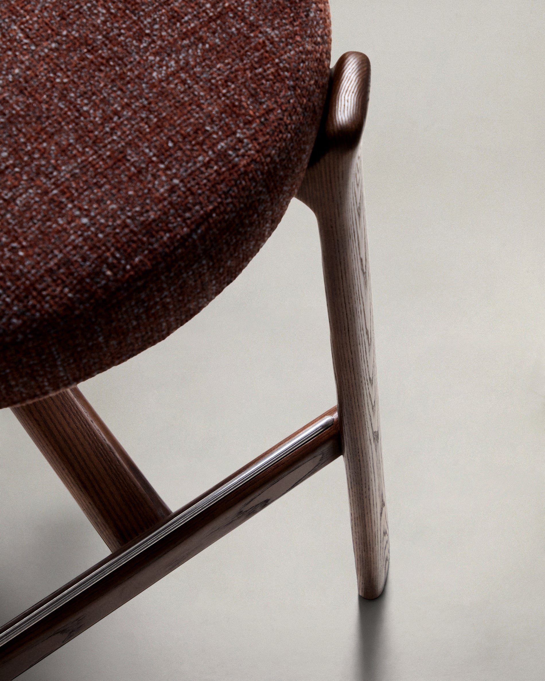 Granite stool in brown chenille and solid ash wood with walnut-coloured finish FSC 100% 75cm - Detail