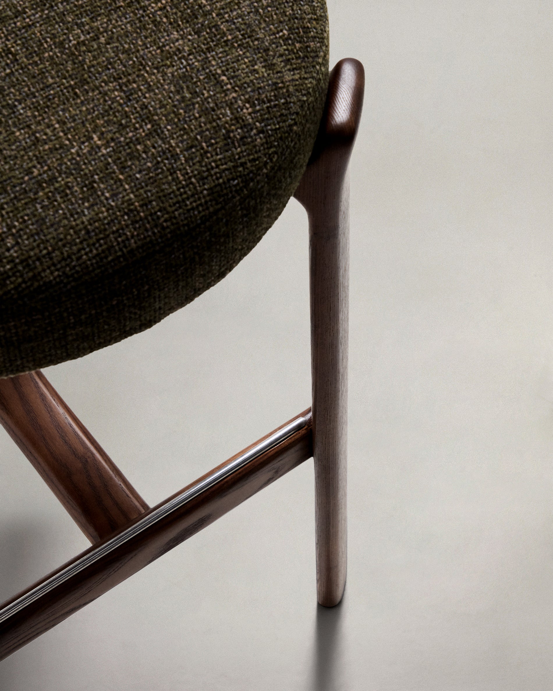 Granite stool in green chenille and solid ash wood with walnut-coloured finish FSC 100% 75cm - Detail