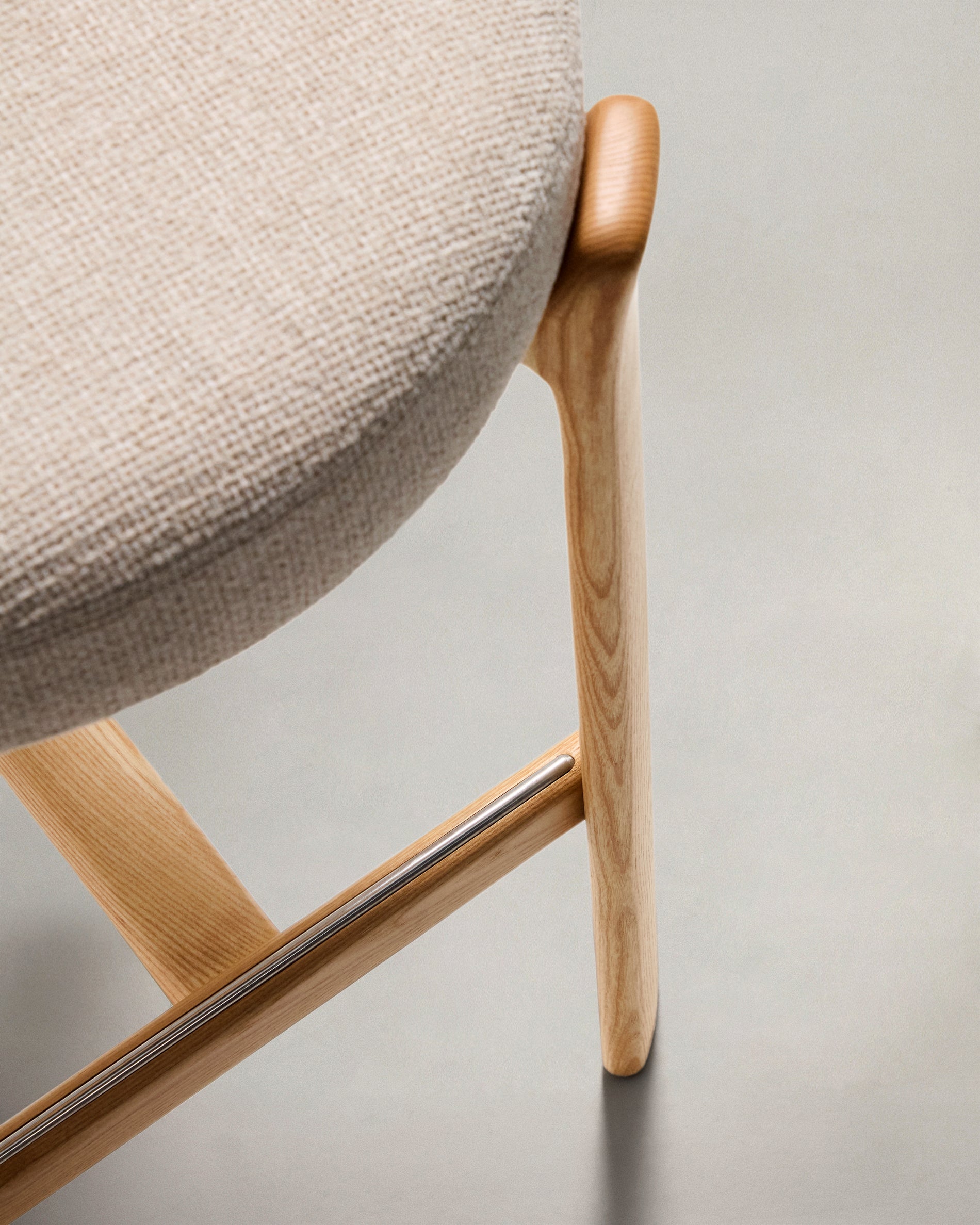 Granite stool made of beige chenille and solid ash wood with natural tone finish FSC 100% 75cm - Detail
