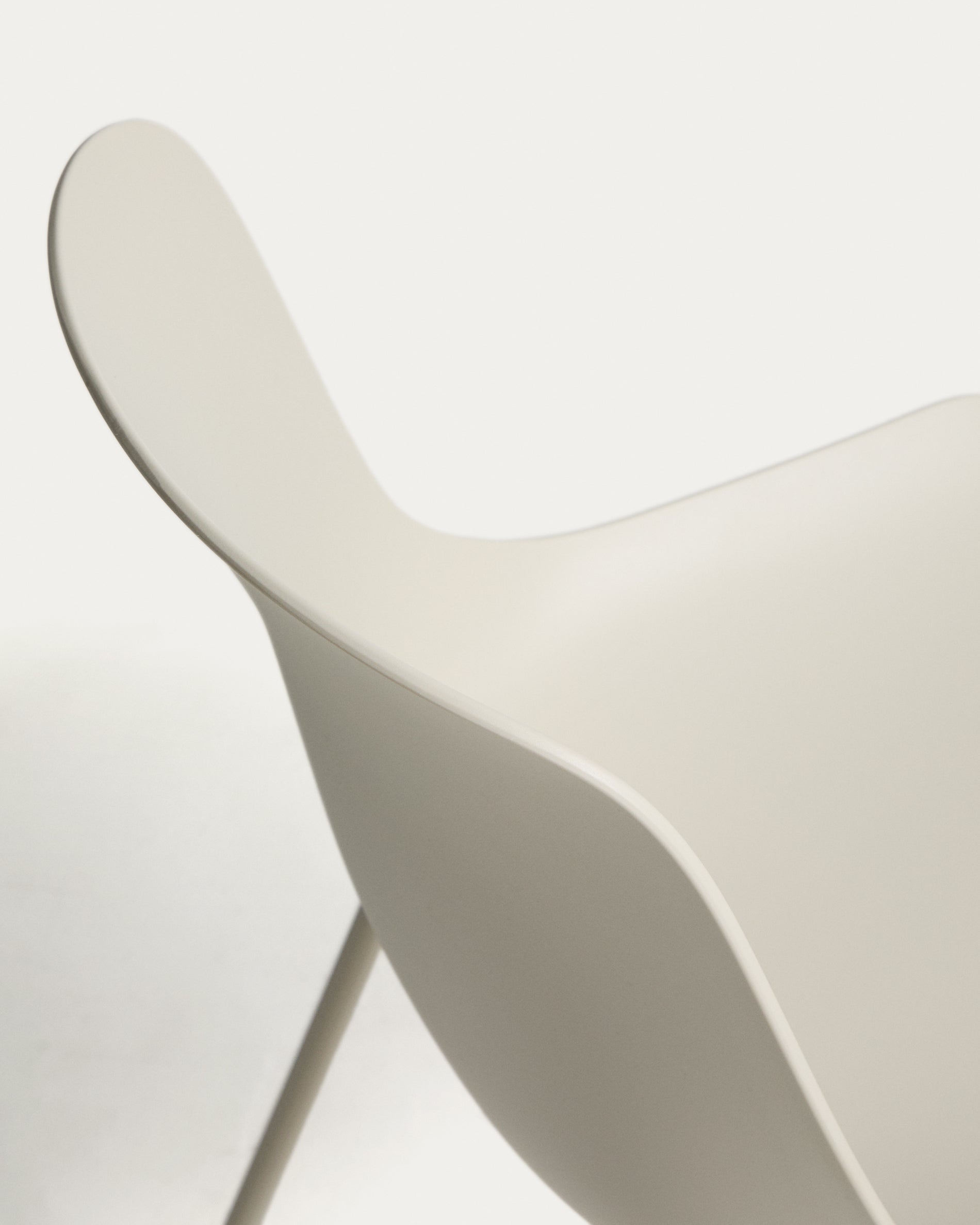 Altea beige chair with beige-finished steel legs - Detail