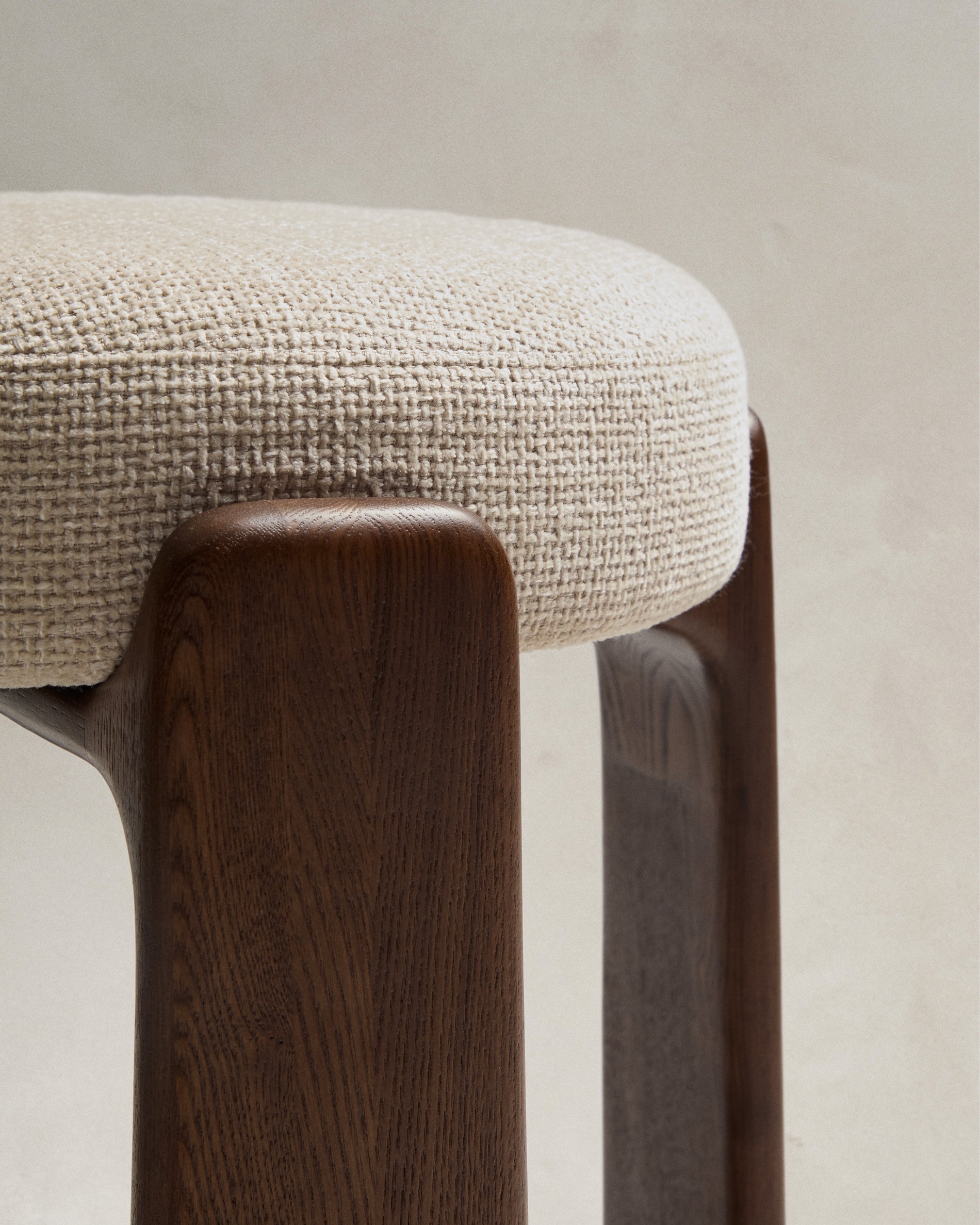 Granite fire-retardant stool in beige chenille and solid ash wood with walnut-coloured finish FSC 100% 65cm - Detail