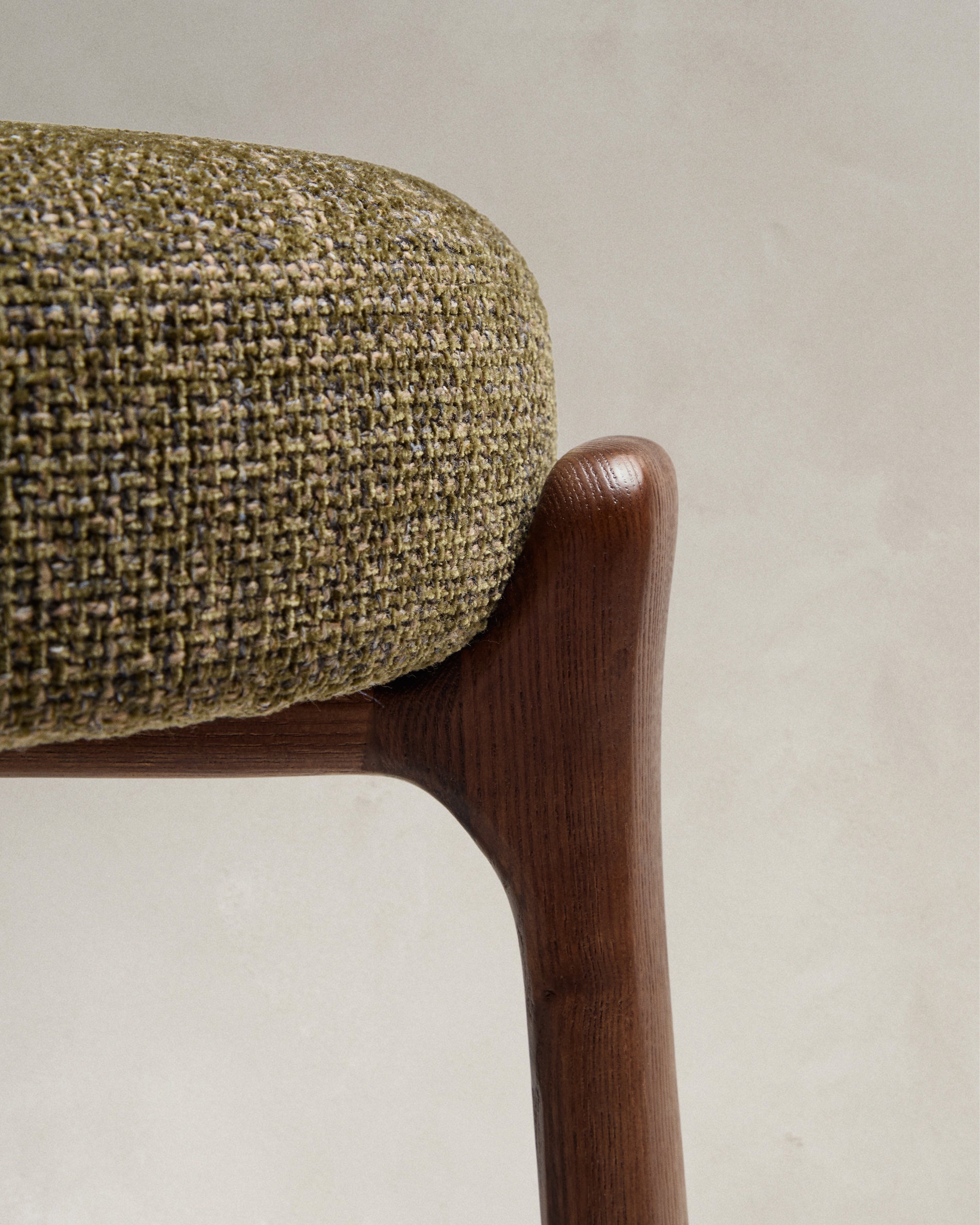 Granite fire-retardant stool in green chenille and solid ash wood with walnut-coloured finish FSC 100% 65cm - Detail