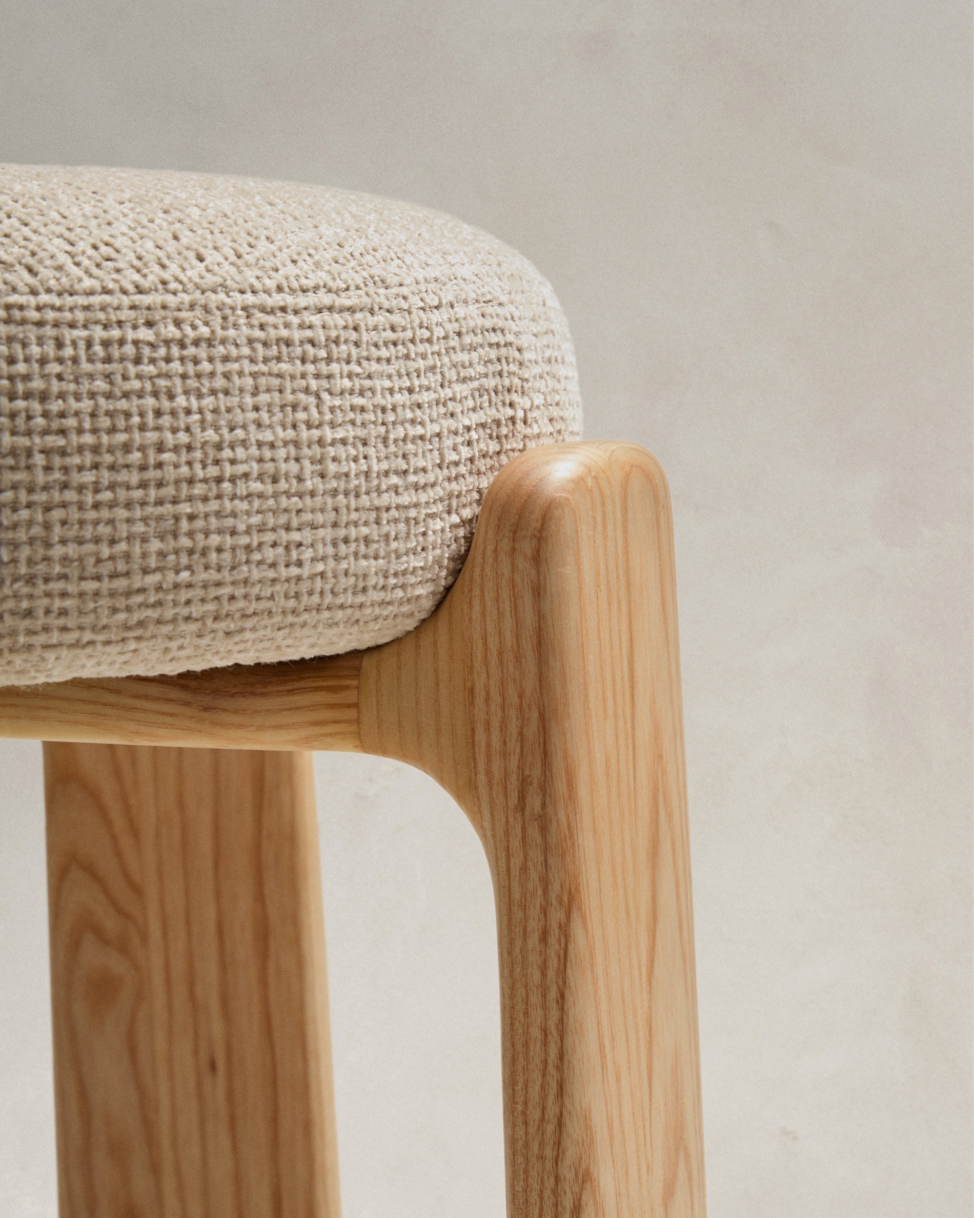 Granite stool made of beige chenille and solid ash wood with natural tone finish FSC 100% 75cm - Detail