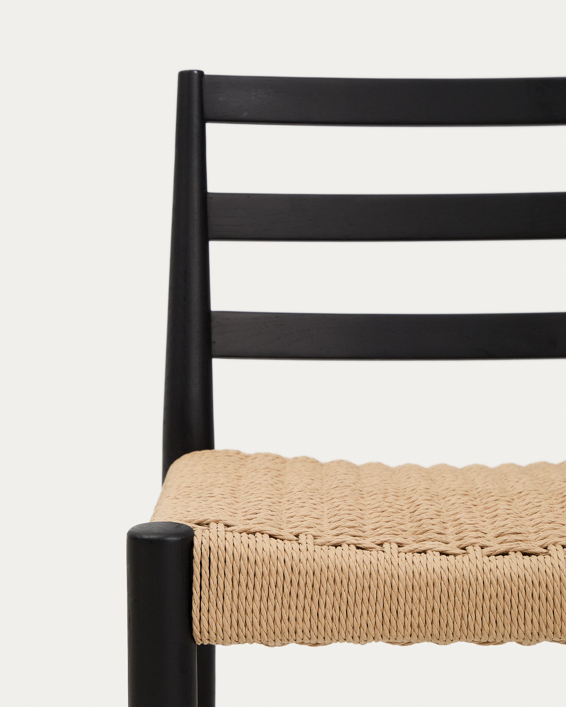 Analy stool with a backrest in solid oak wood in a black finish and rope cord seat, 65 cm, FSC 100% - Detail