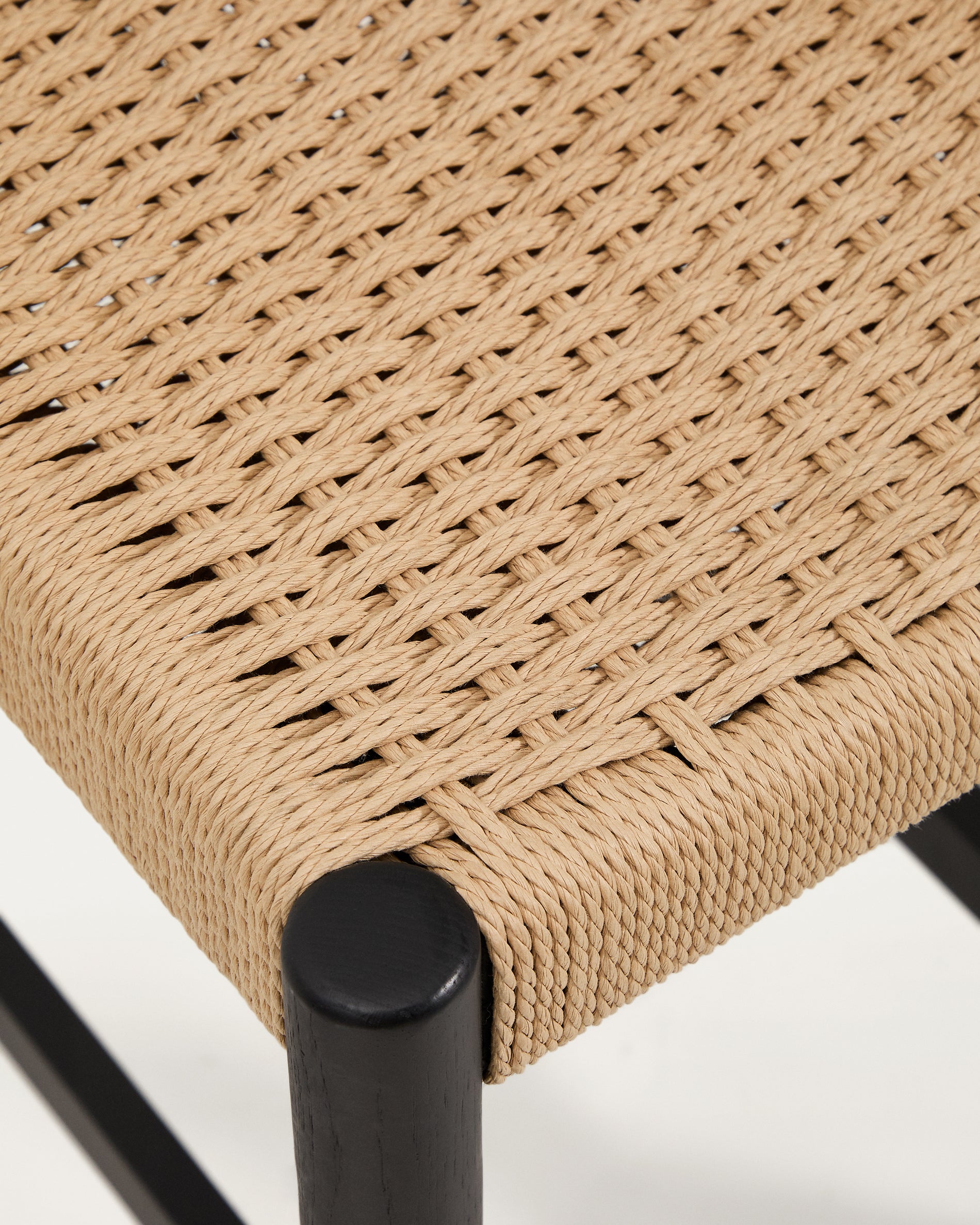 Analy stool with a backrest in solid oak wood in a black finish and rope cord seat, 65 cm, FSC 100% - Detail