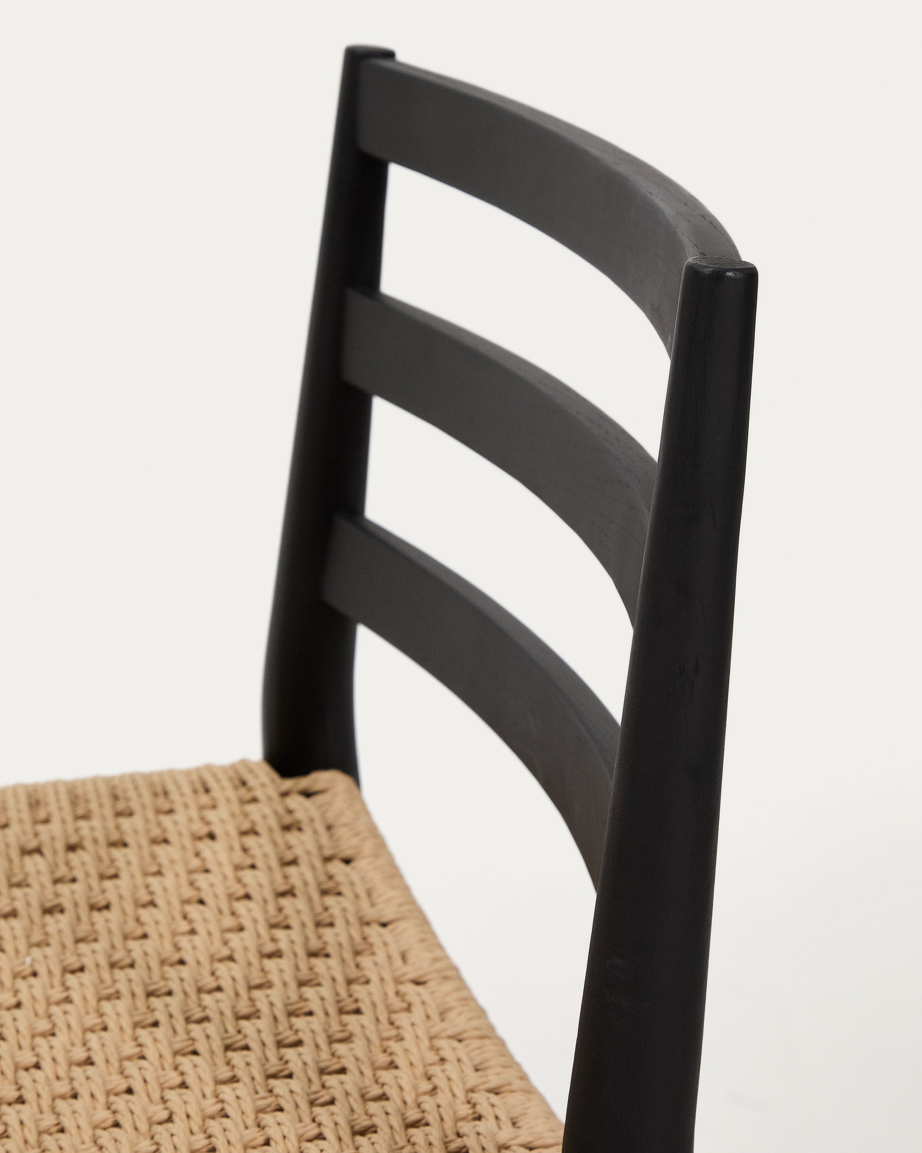 Analy stool with a backrest in solid oak wood in a black finish and rope cord seat, 65 cm, FSC 100% - Detail