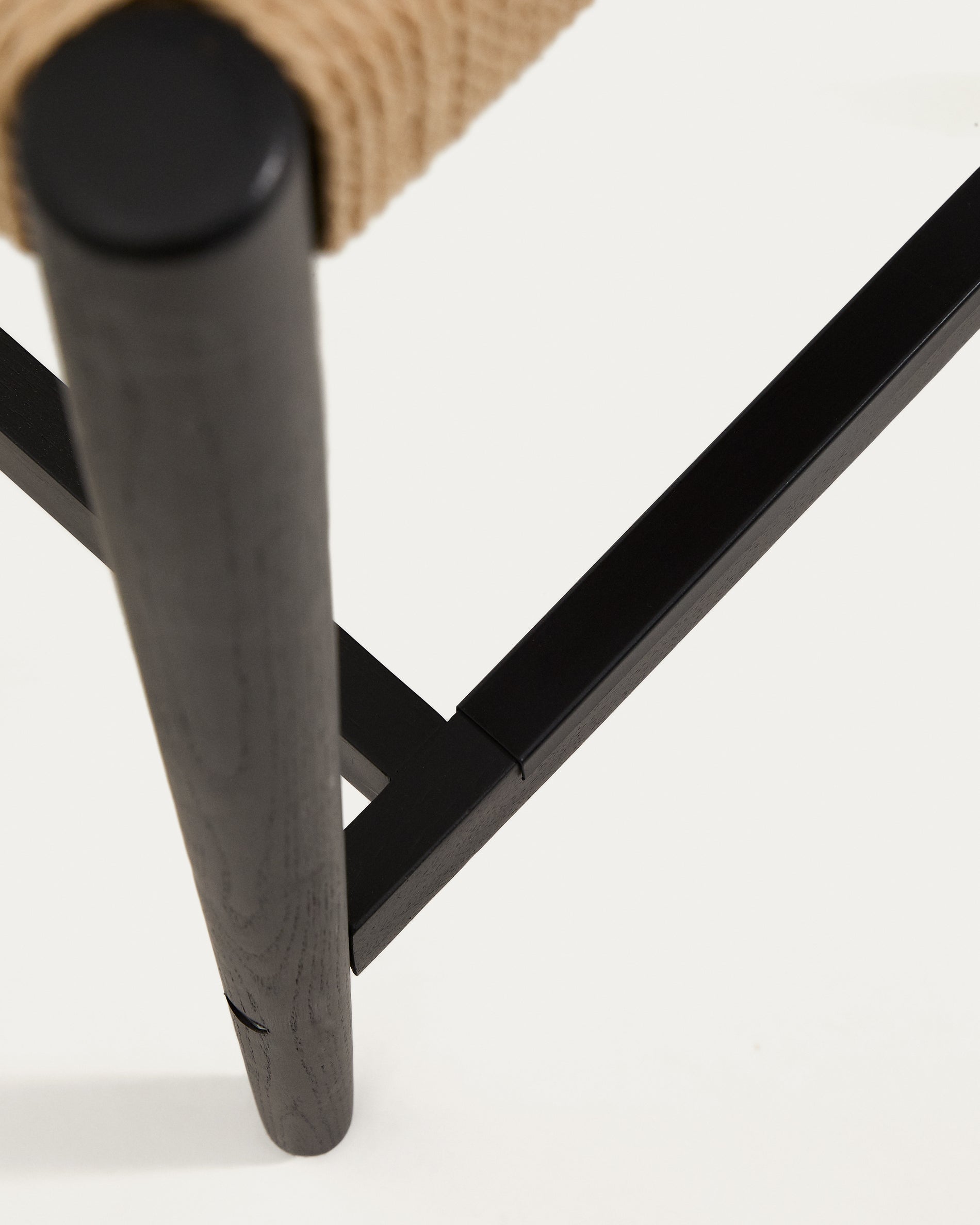 Analy stool with a backrest in solid oak wood in a black finish and rope cord seat, 65 cm, FSC 100% - Detail