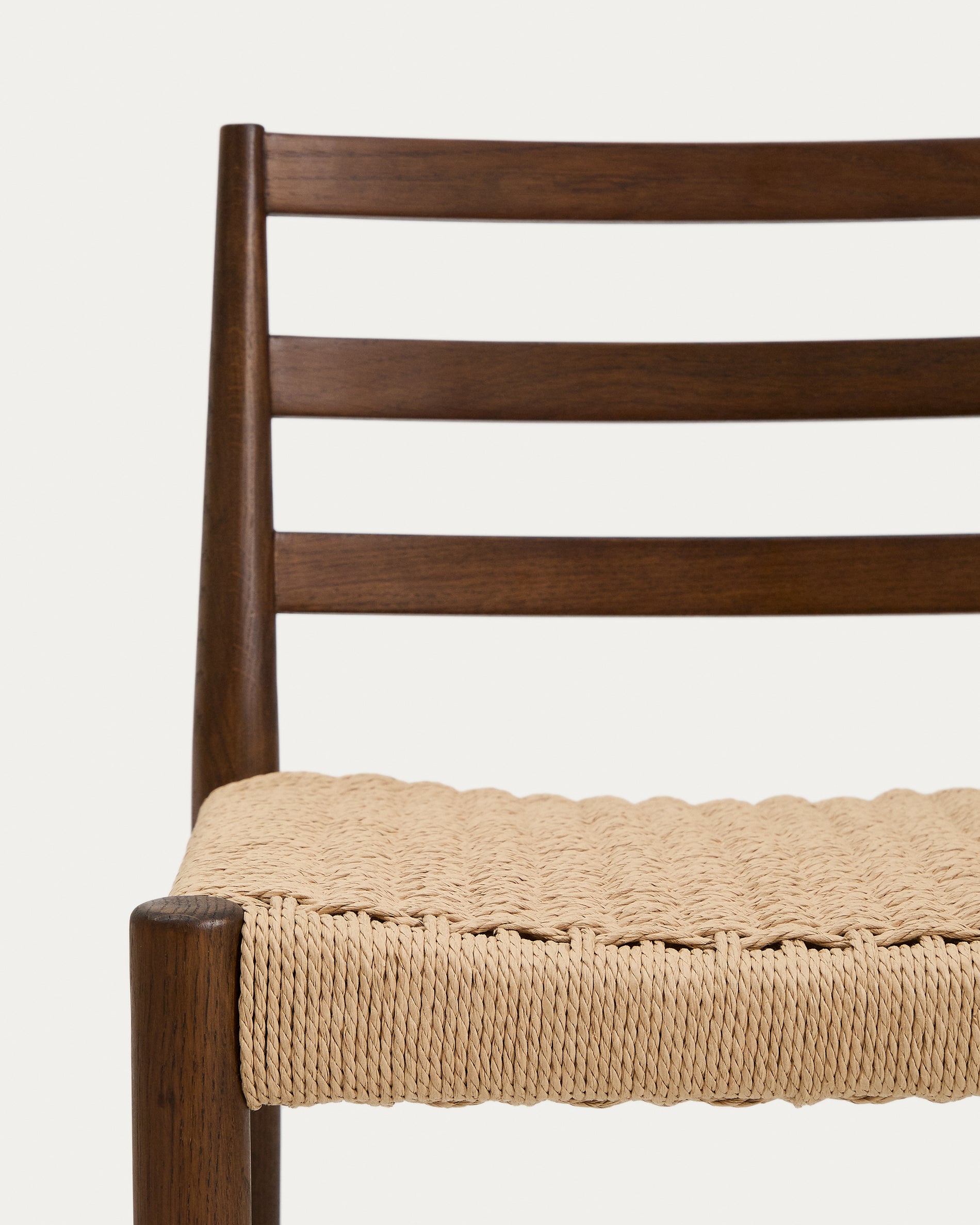 Analy stool with backrest in solid oak wood with walnut-tone finish and rope seat, 65 cm, FSC 100% - Detail