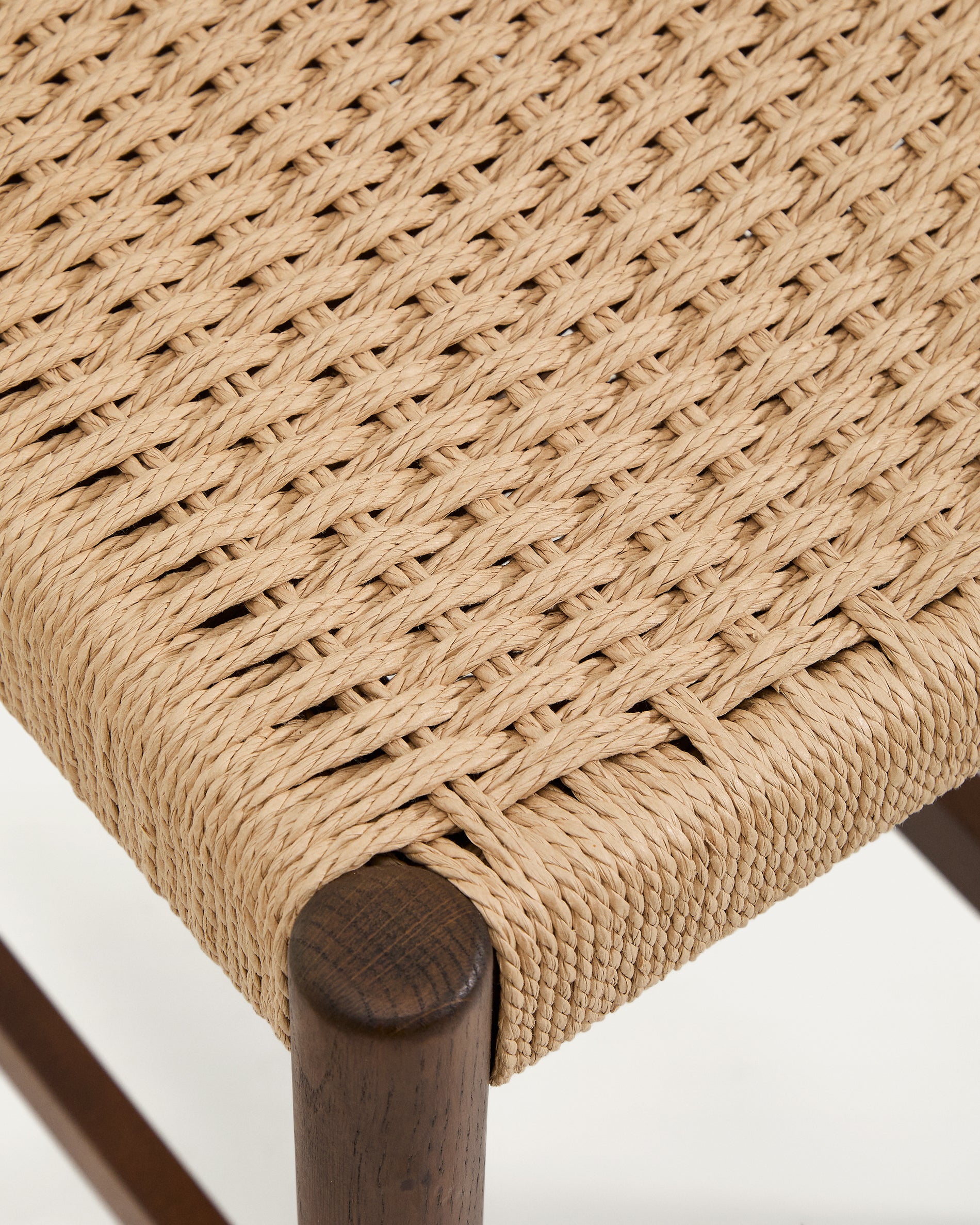 Analy stool with backrest in solid oak wood with walnut-tone finish and rope seat, 65 cm, FSC 100% - Detail