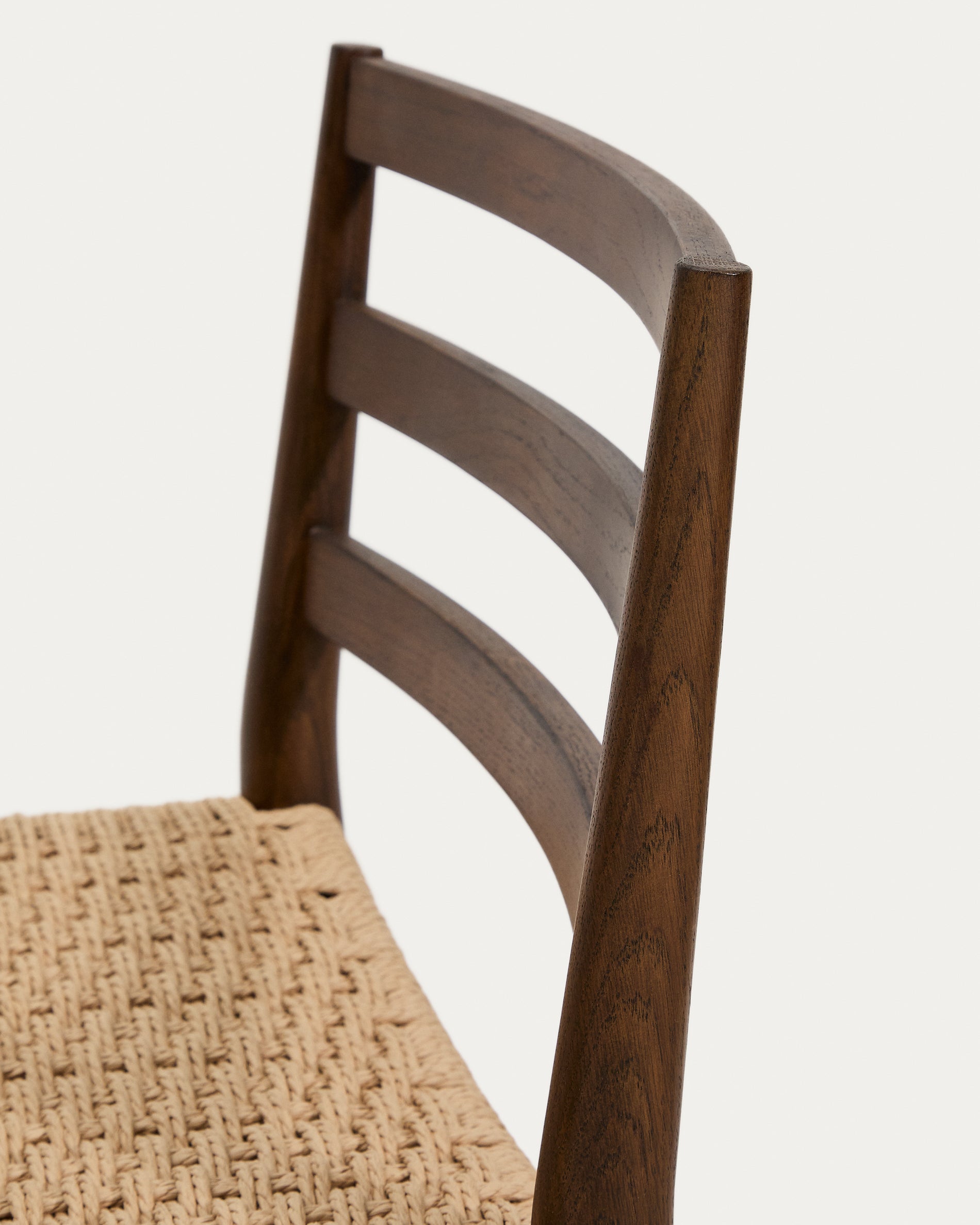Analy stool with backrest in solid oak wood with walnut-tone finish and rope seat, 65 cm, FSC 100% - Detail