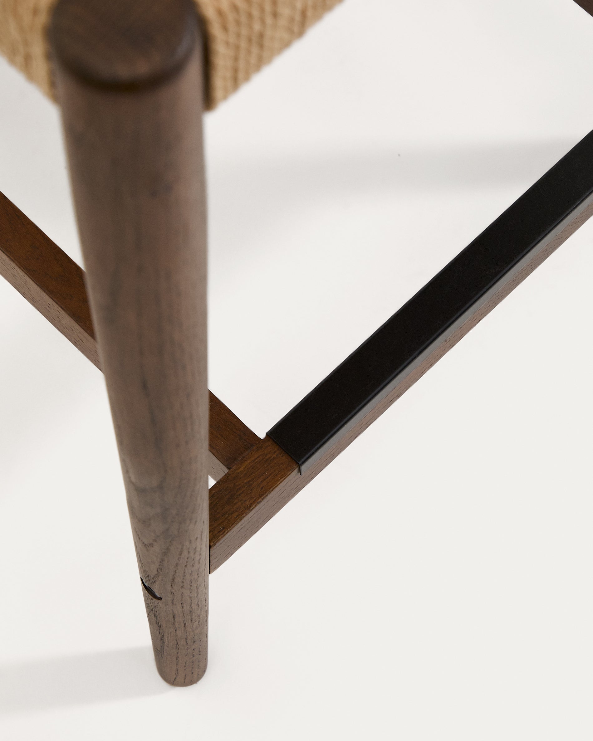 Analy stool with backrest in solid oak wood with walnut-tone finish and rope seat, 65 cm, FSC 100% - Detail