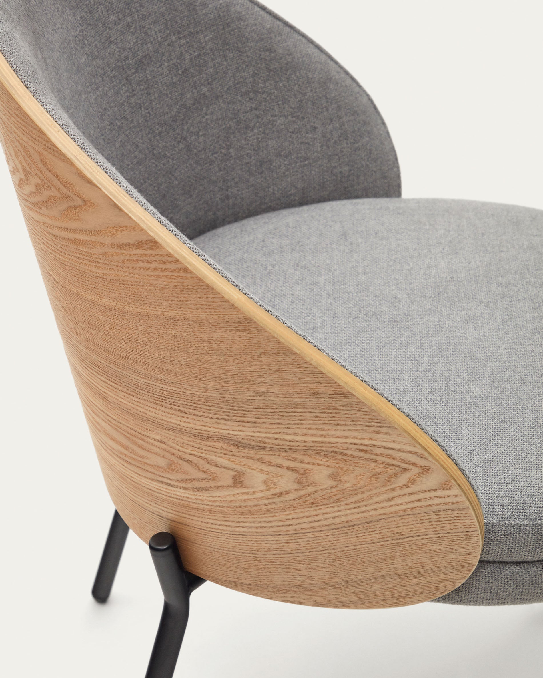 Eamy chair light grey chenille and ash wood veneer with a natural finish and black metal - Detail