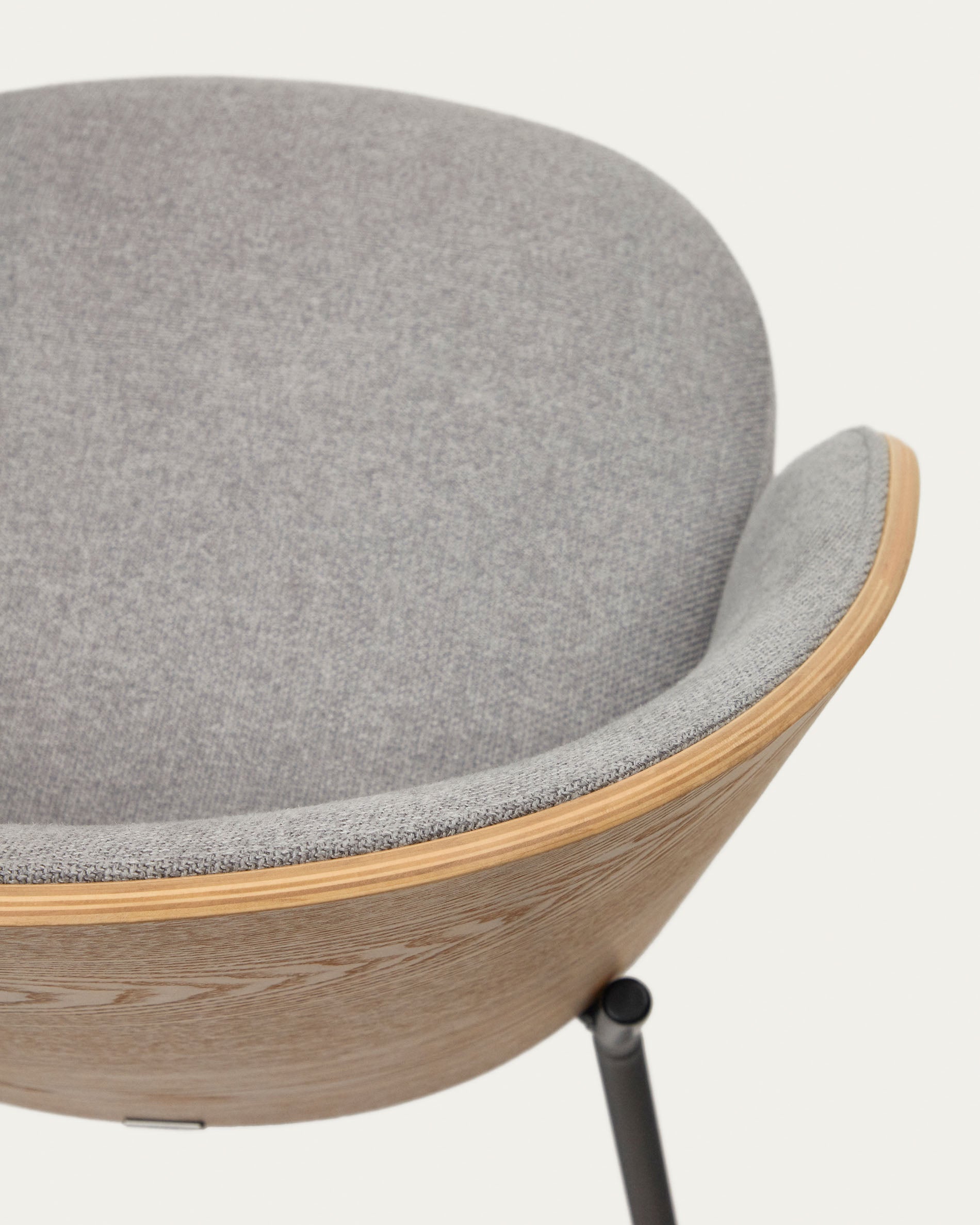 Eamy chair light grey chenille and ash wood veneer with a natural finish and black metal - Detail