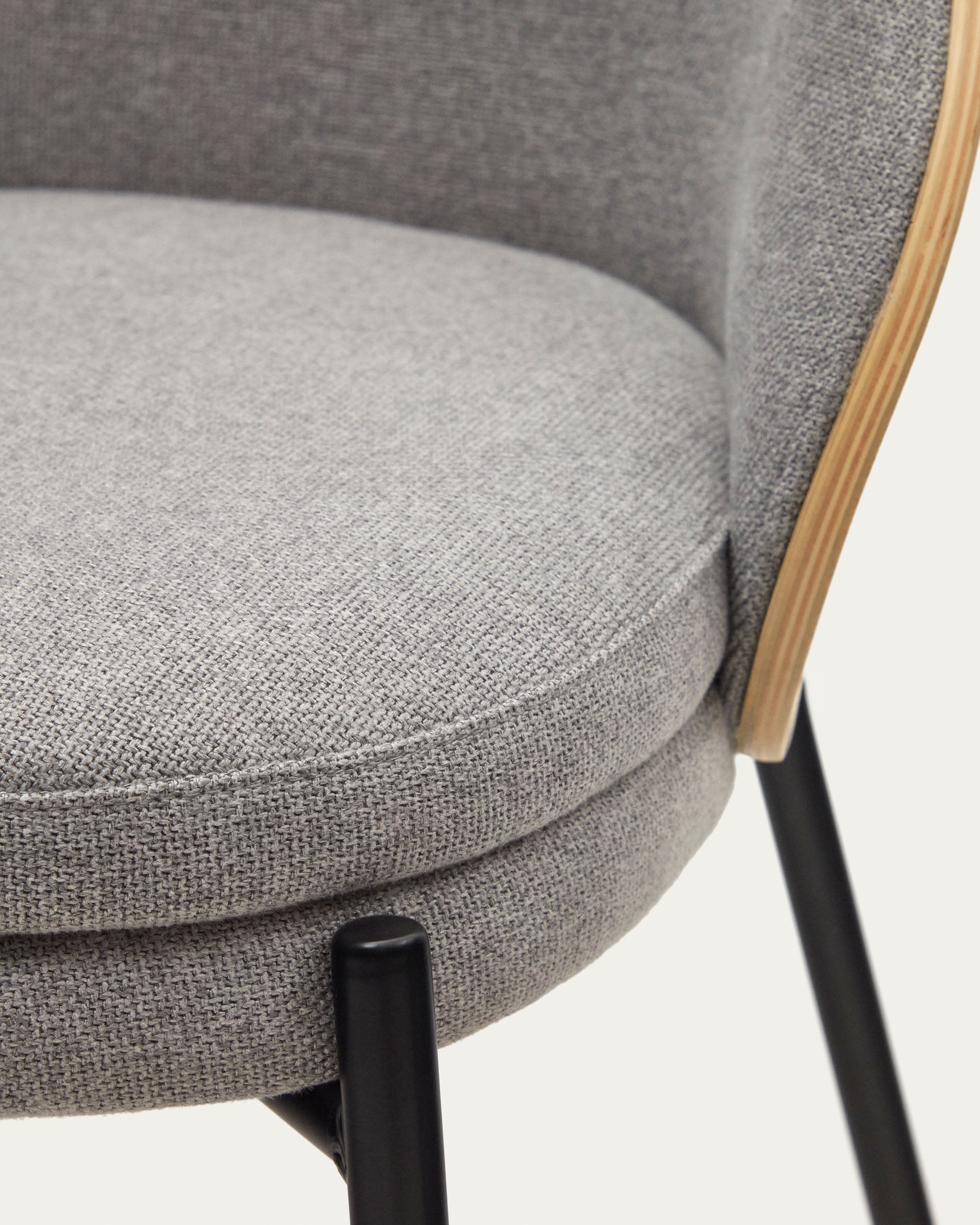 Eamy chair light grey chenille and ash wood veneer with a natural finish and black metal - Detail