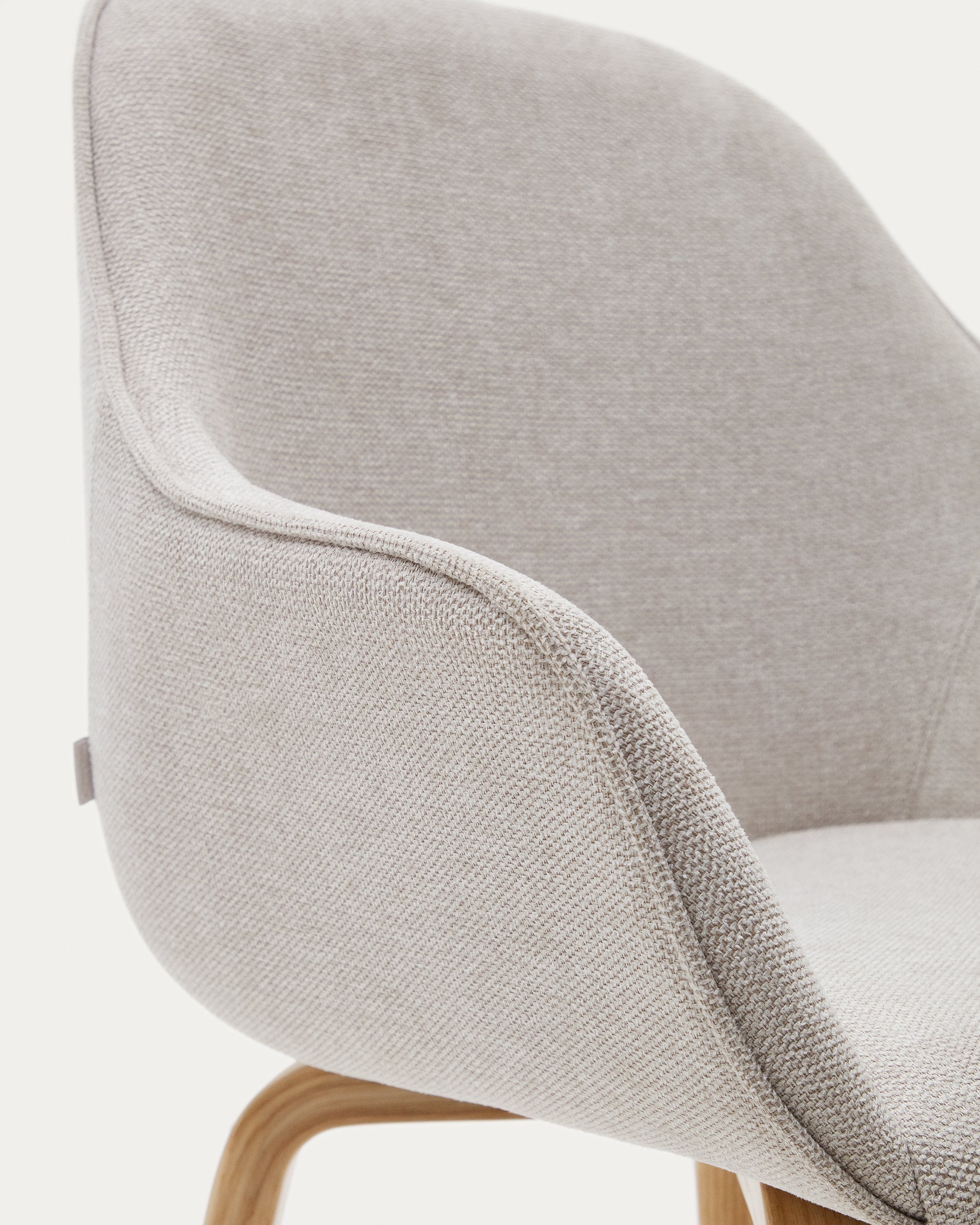 Aleli beige chenille chair with solid ash wood legs and natural finish - Detail