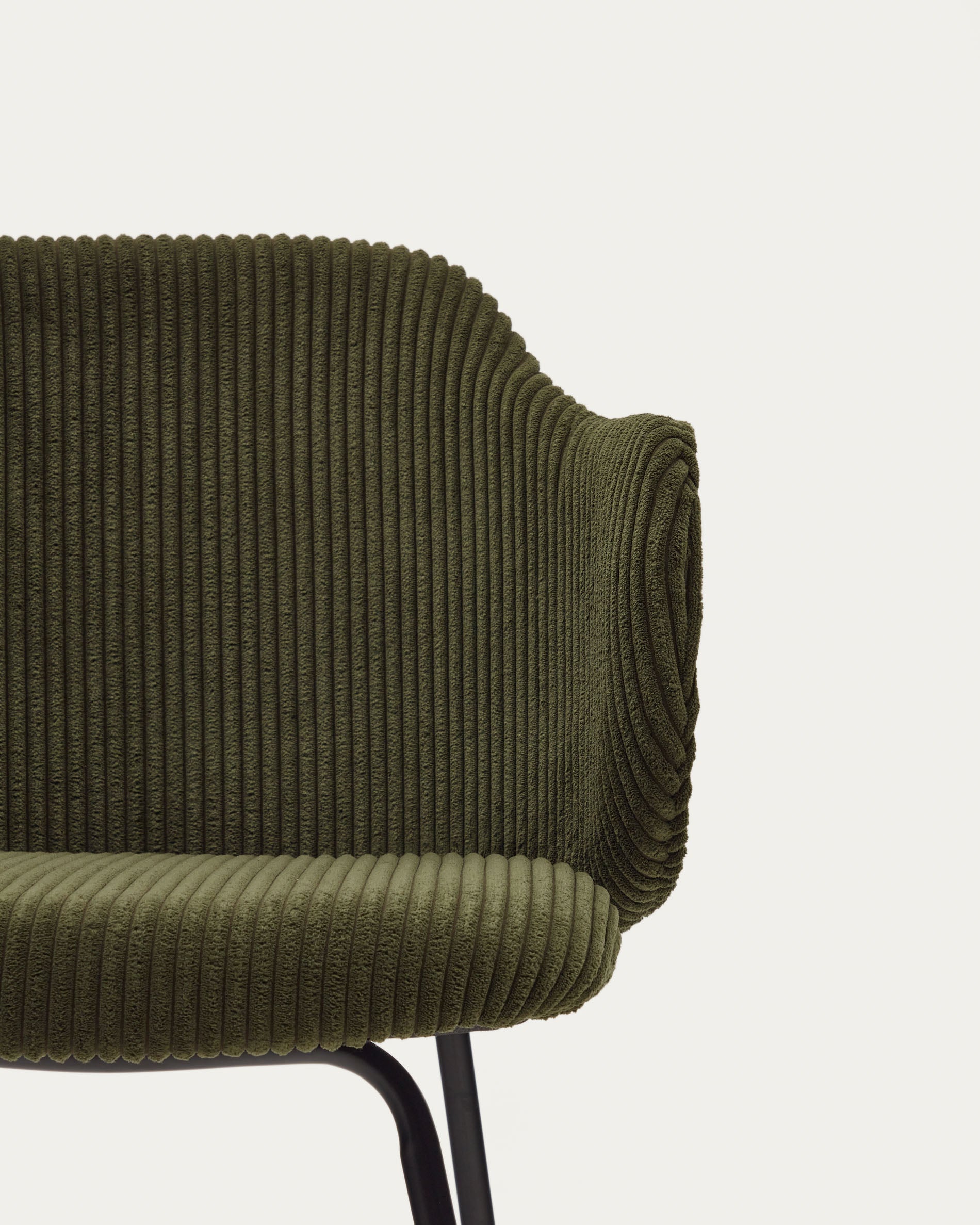 Yunia chair in green wide seam corduroy with steel legs in a painted black finish FR - Detail