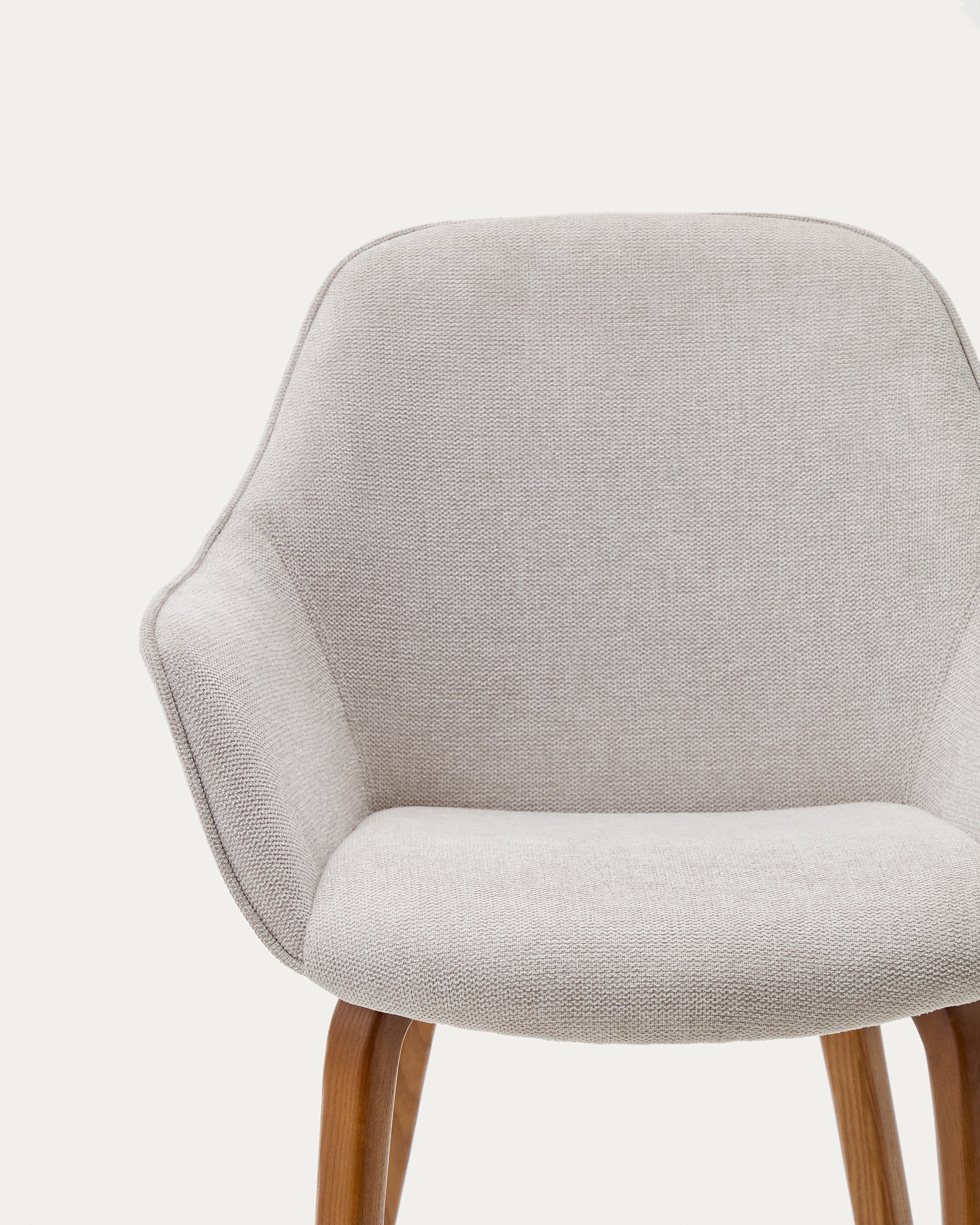 Aleli beige chenille chair with solid ash wood legs and walnut finish - Detail