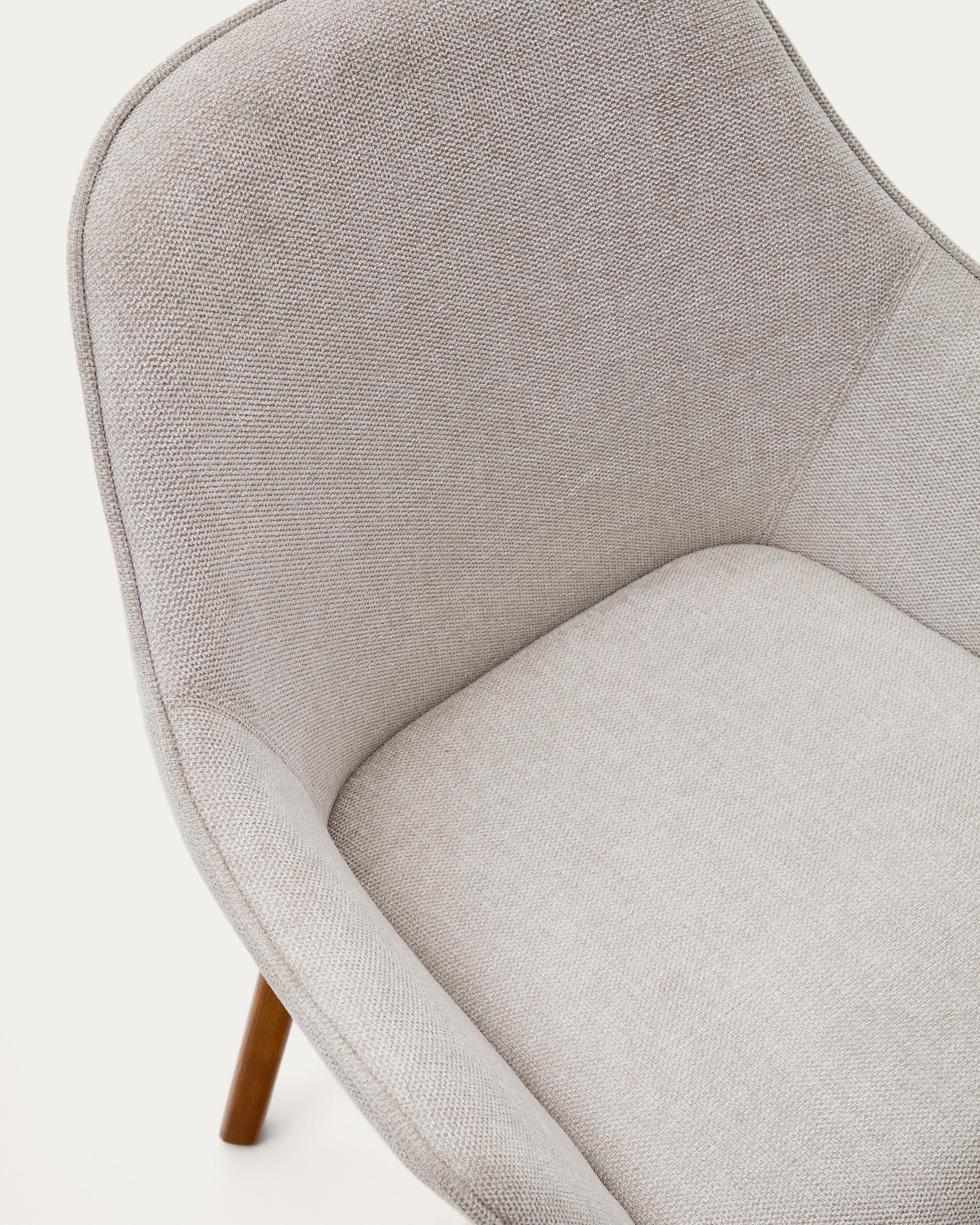 Aleli beige chenille chair with solid ash wood legs and walnut finish - Detail