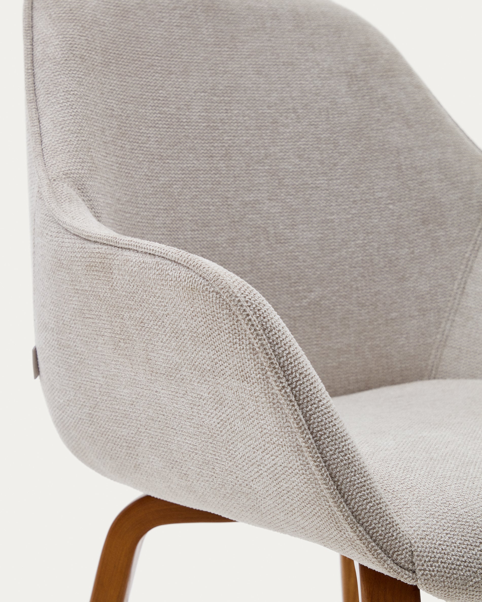Aleli beige chenille chair with solid ash wood legs and walnut finish - Detail