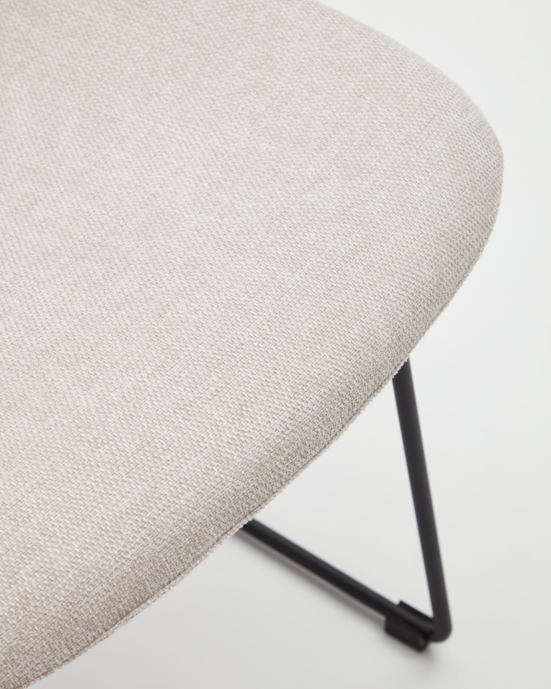 Zahara chair in beige with steel legs in a black finish - Detail
