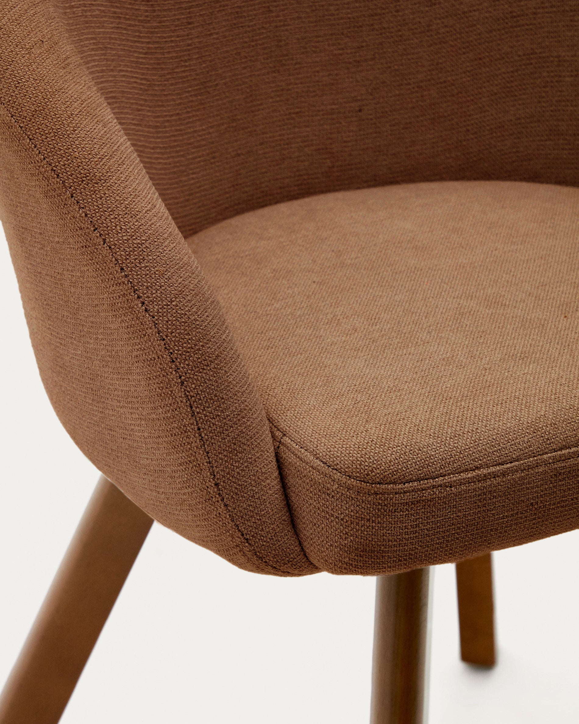 Marvin brown chenille swivel chair with solid beech wood legs with a walnut finish FSC 100% - Detail