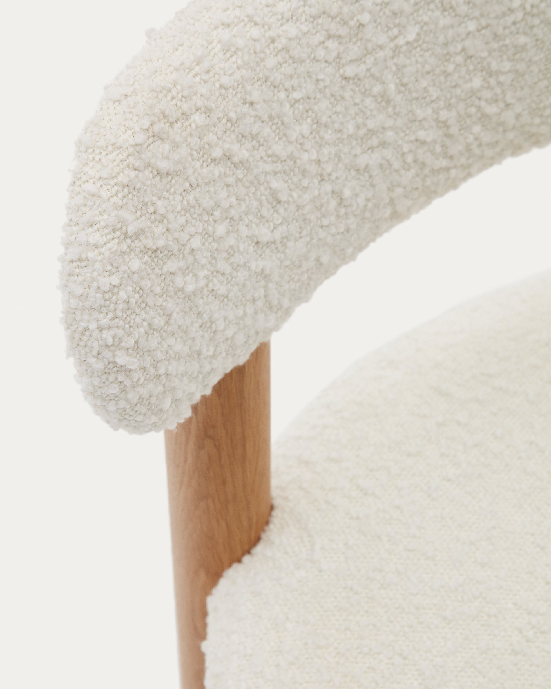 Nebai chair in white bouclé and solid oak wood structure with natural finish - Detail