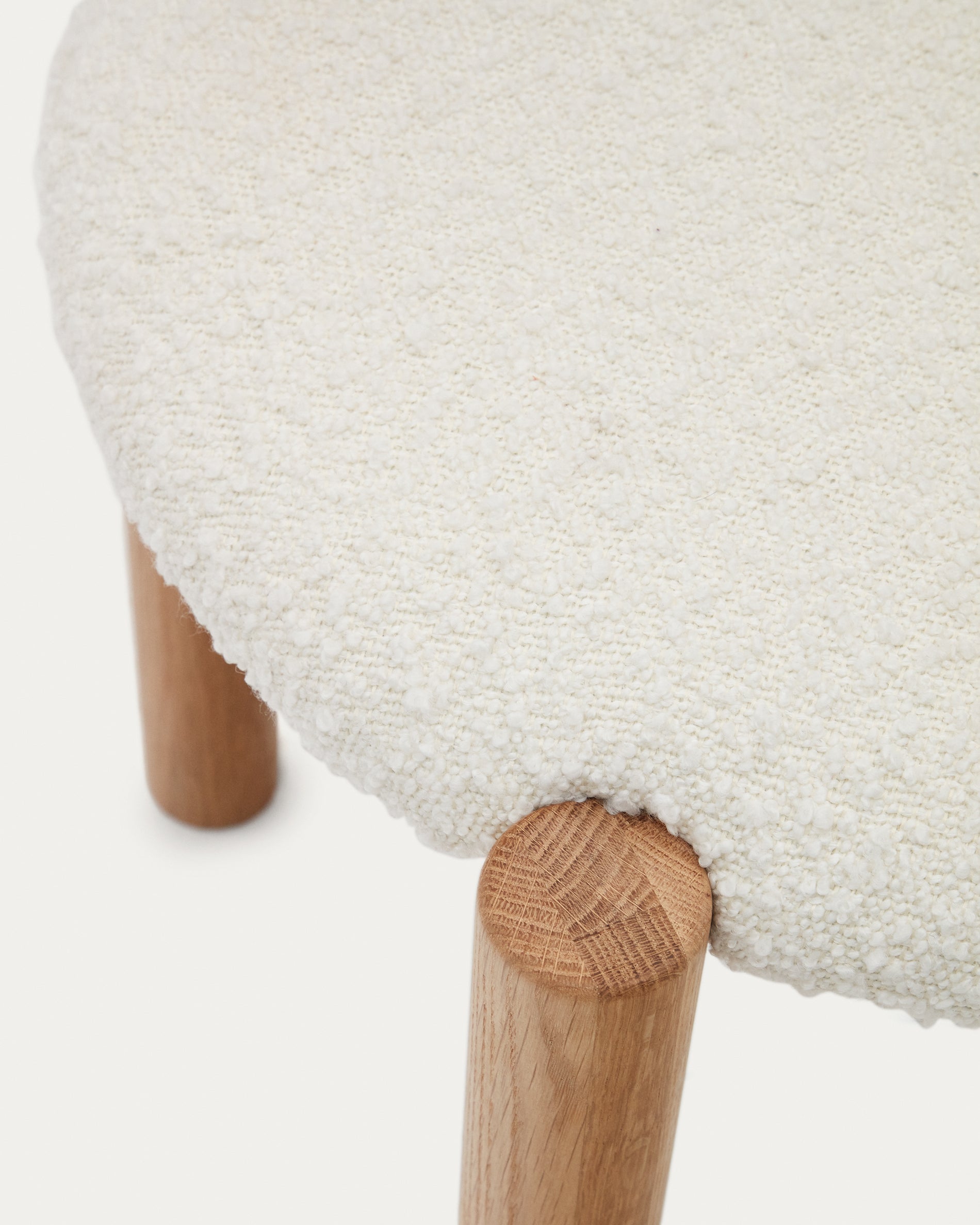 Nebai chair in white bouclé and solid oak wood structure with natural finish - Detail