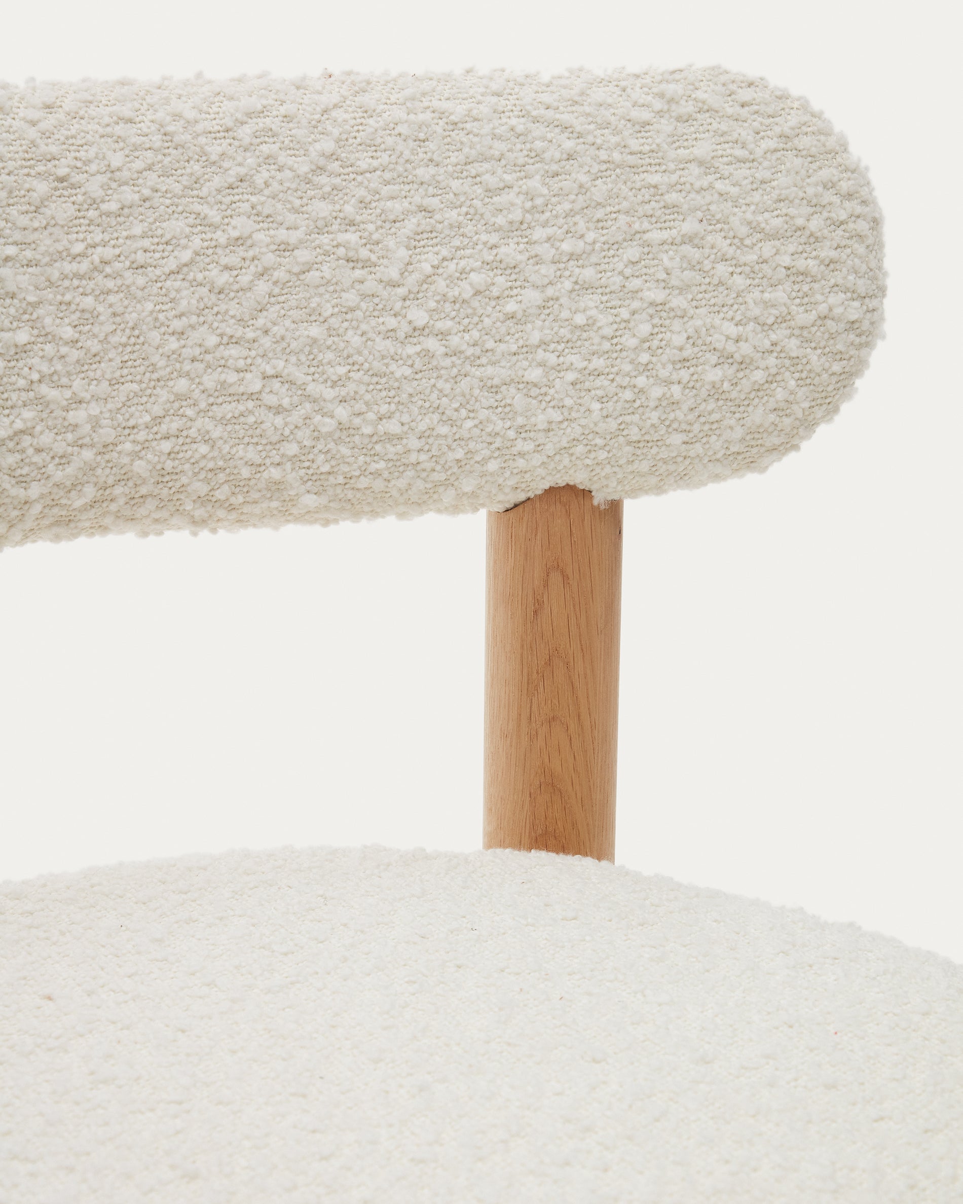 Nebai chair in white bouclé and solid oak wood structure with natural finish - Detail
