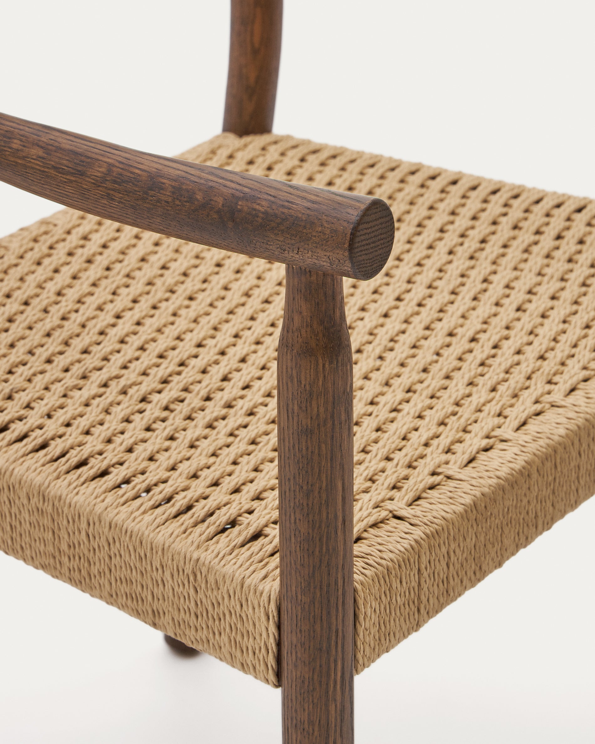 Yalia chair in solid oak with walnut finish and rope seat FSC 100% - Detail