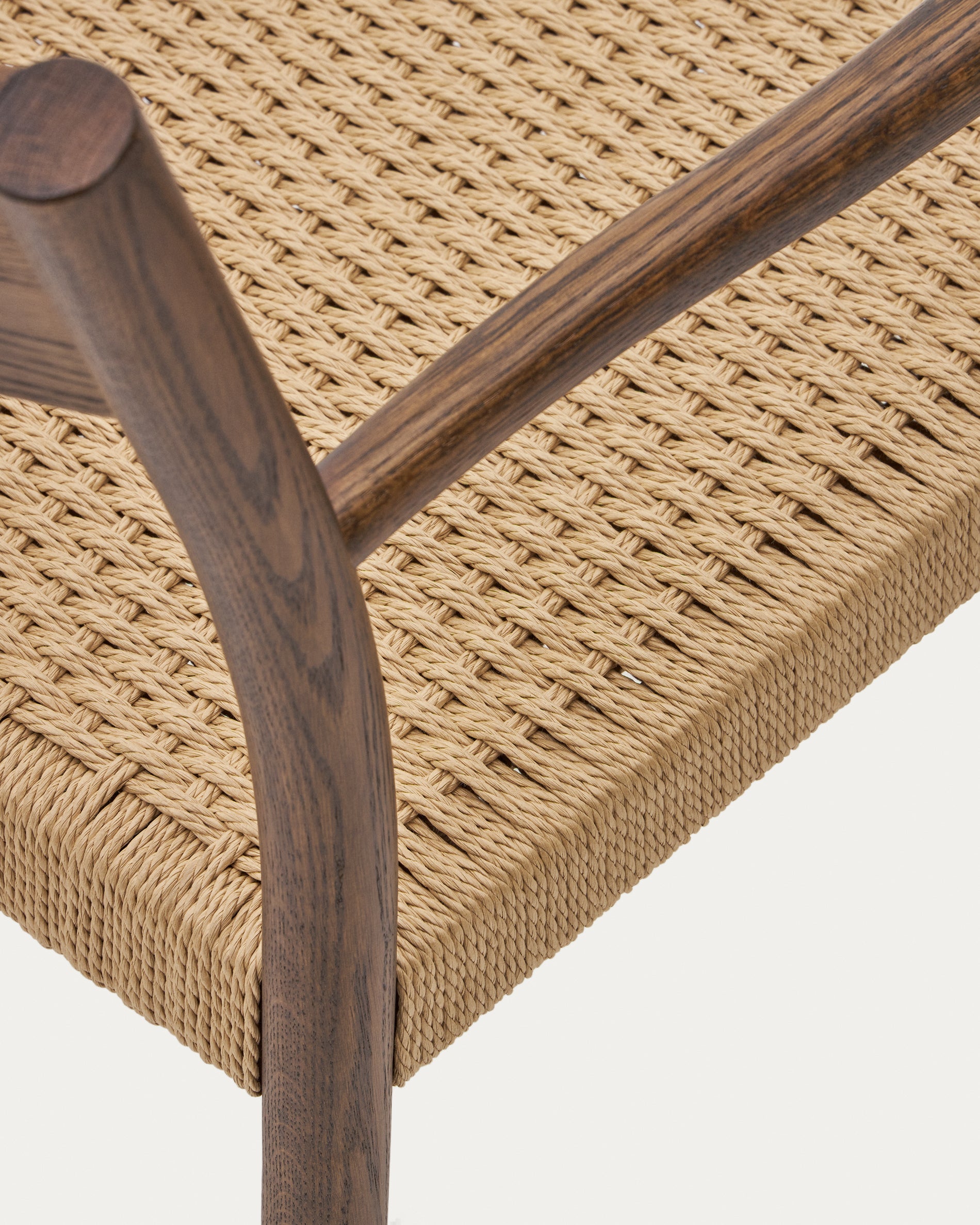 Yalia chair in solid oak with walnut finish and rope seat FSC 100% - Detail
