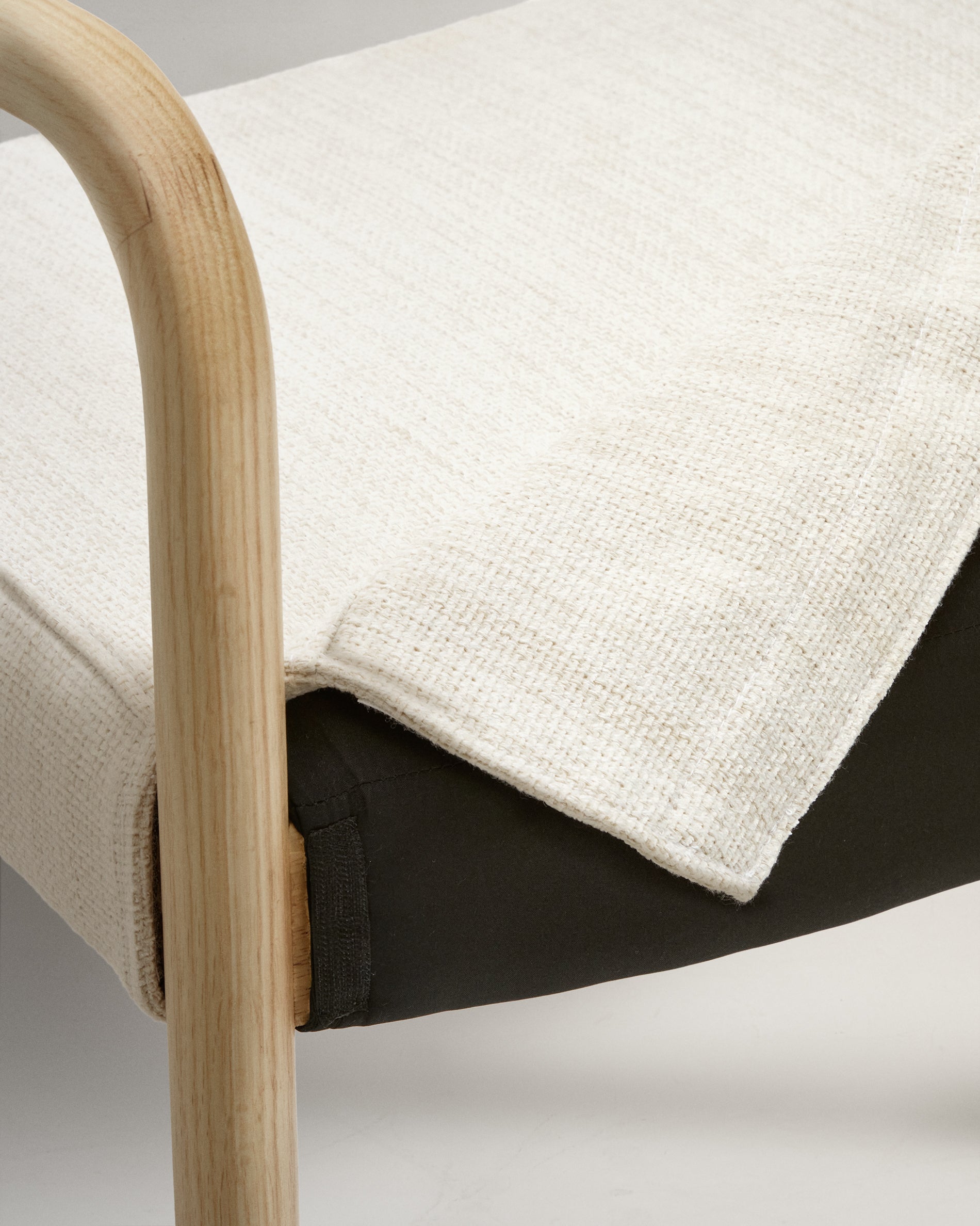 Falconera chair with a removable cover in solid oak wood with natural finish FSC Mix Credit - Detail