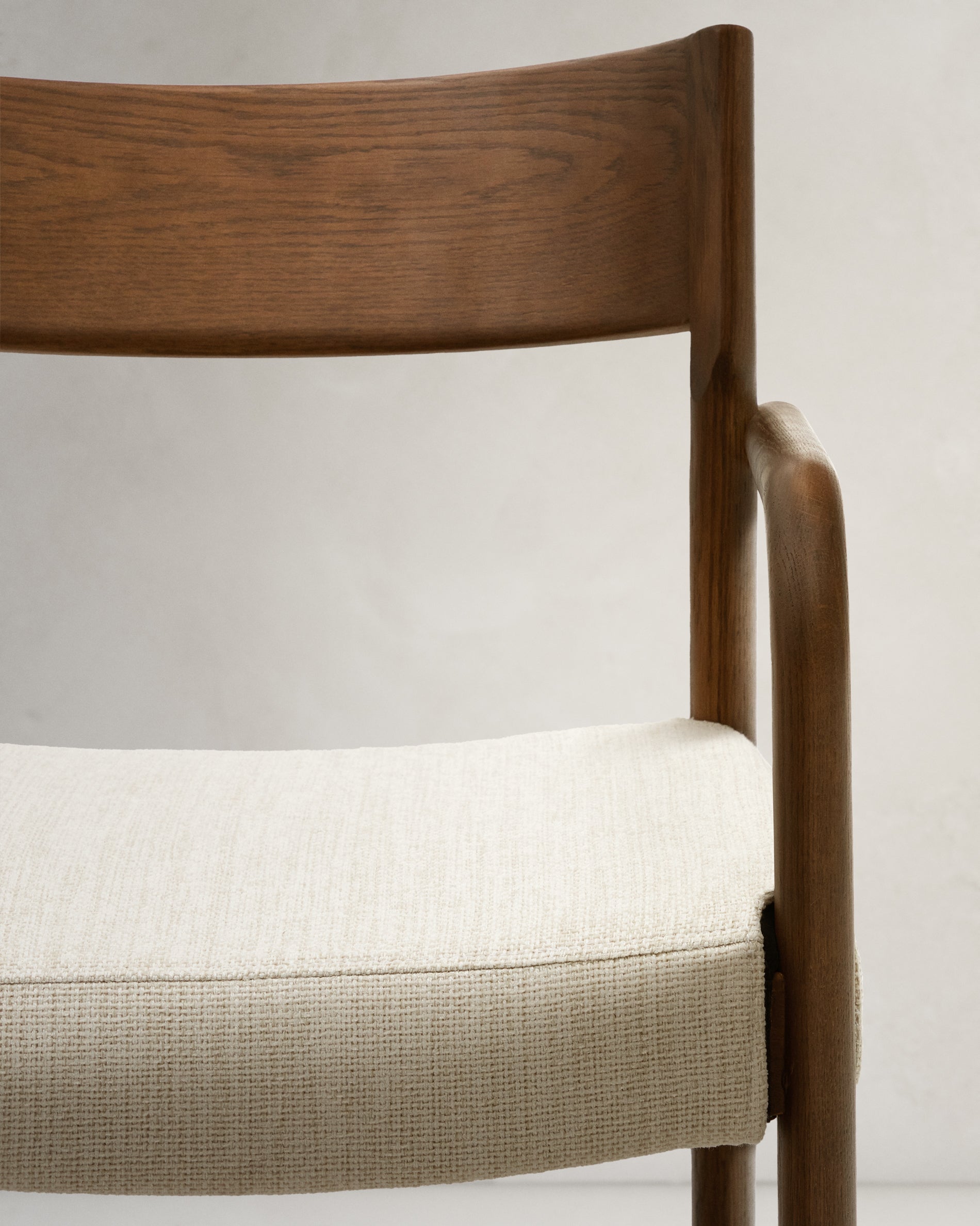 Falconera chair with a removable cover in solid oak wood with walnut finish FSC Mix Credit - Detail
