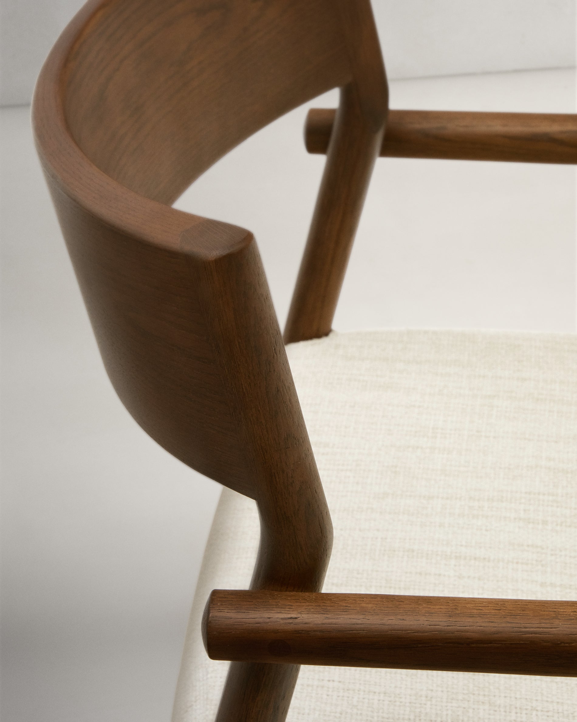 Falconera chair with a removable cover in solid oak wood with walnut finish FSC Mix Credit - Detail