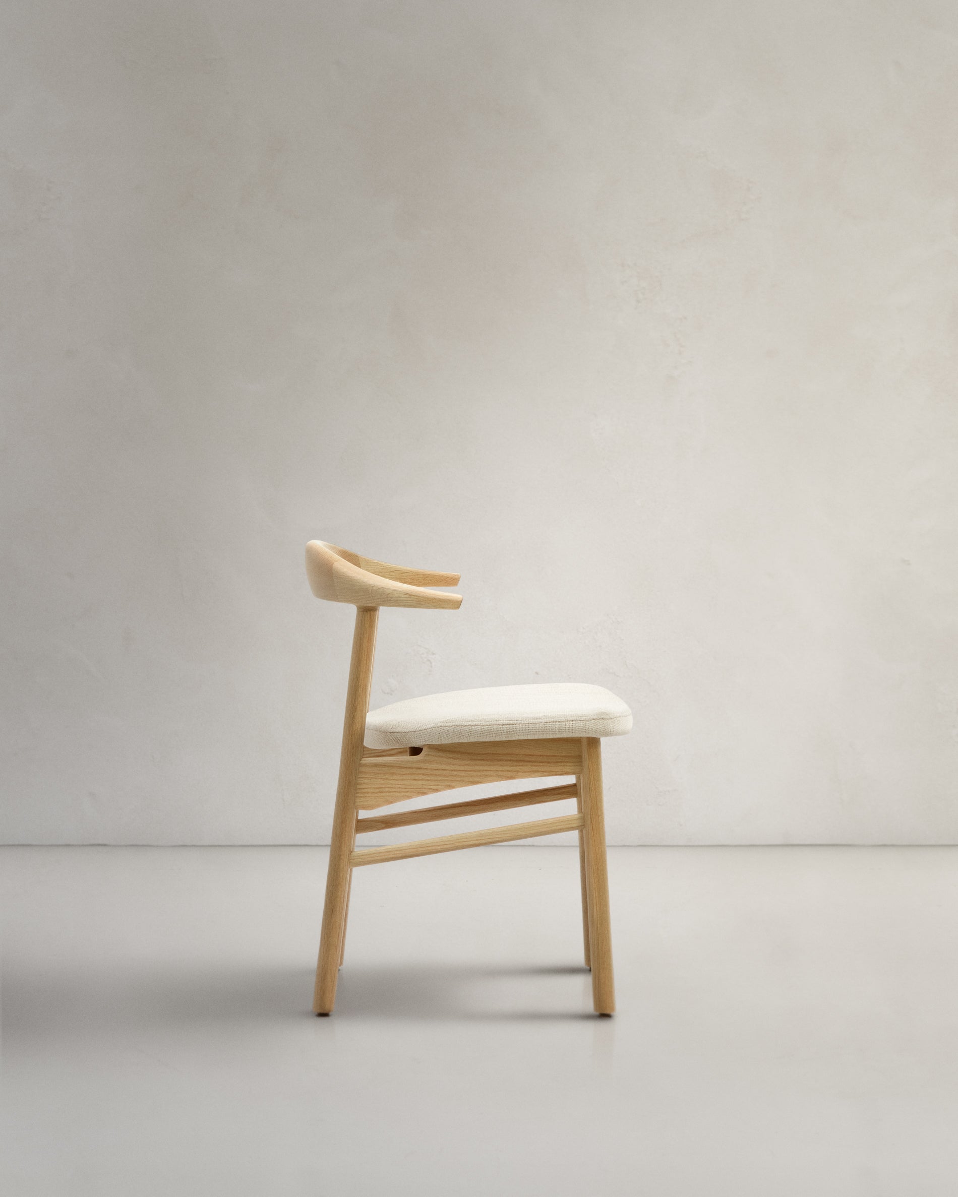 Timons chair with removable cover in beige chenille, solid oak with natural finish, FSC Mix Credit