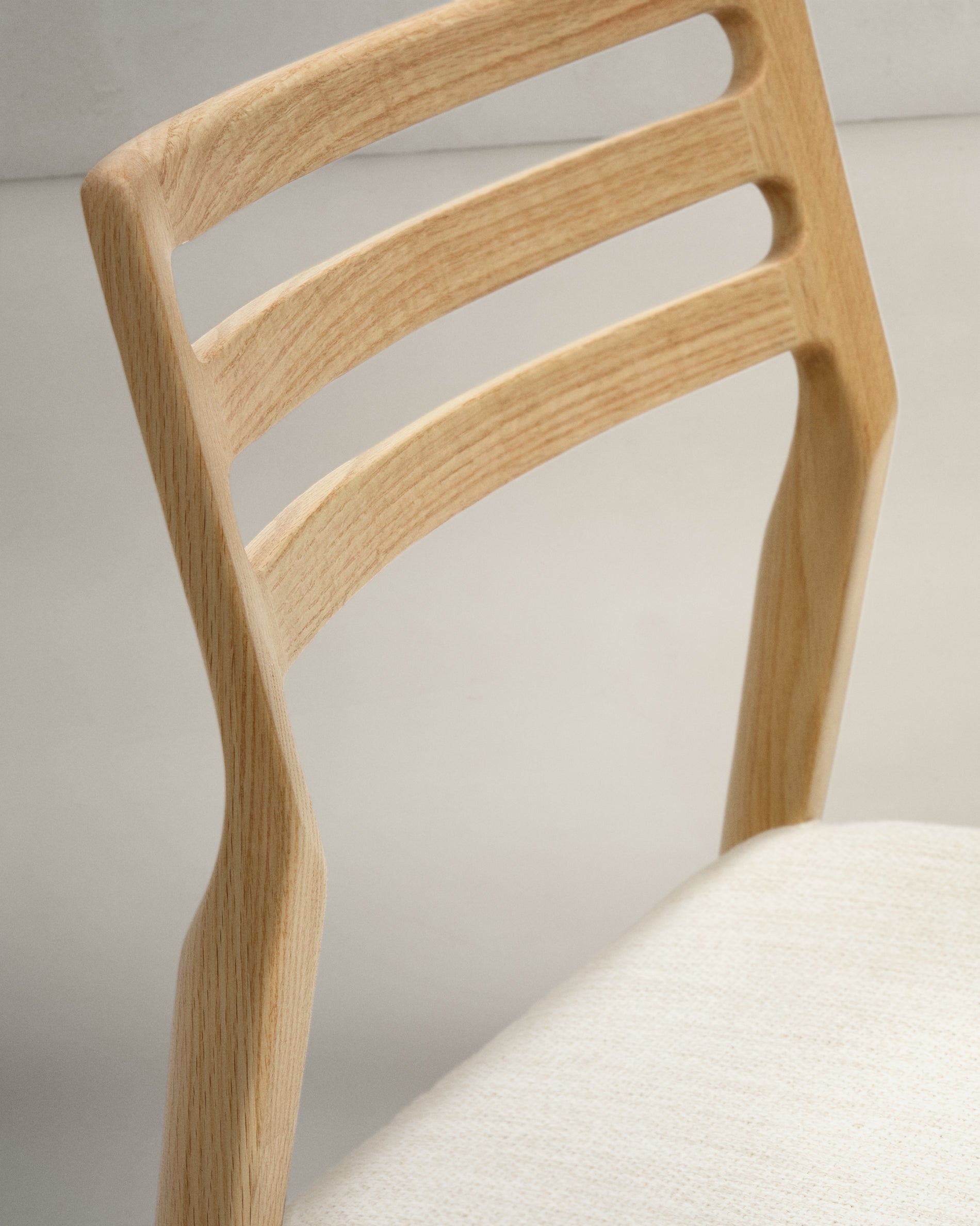 Cudia chair removable cover in beige chenille solid oak wood natural finish FSC Mix Credit - Detail