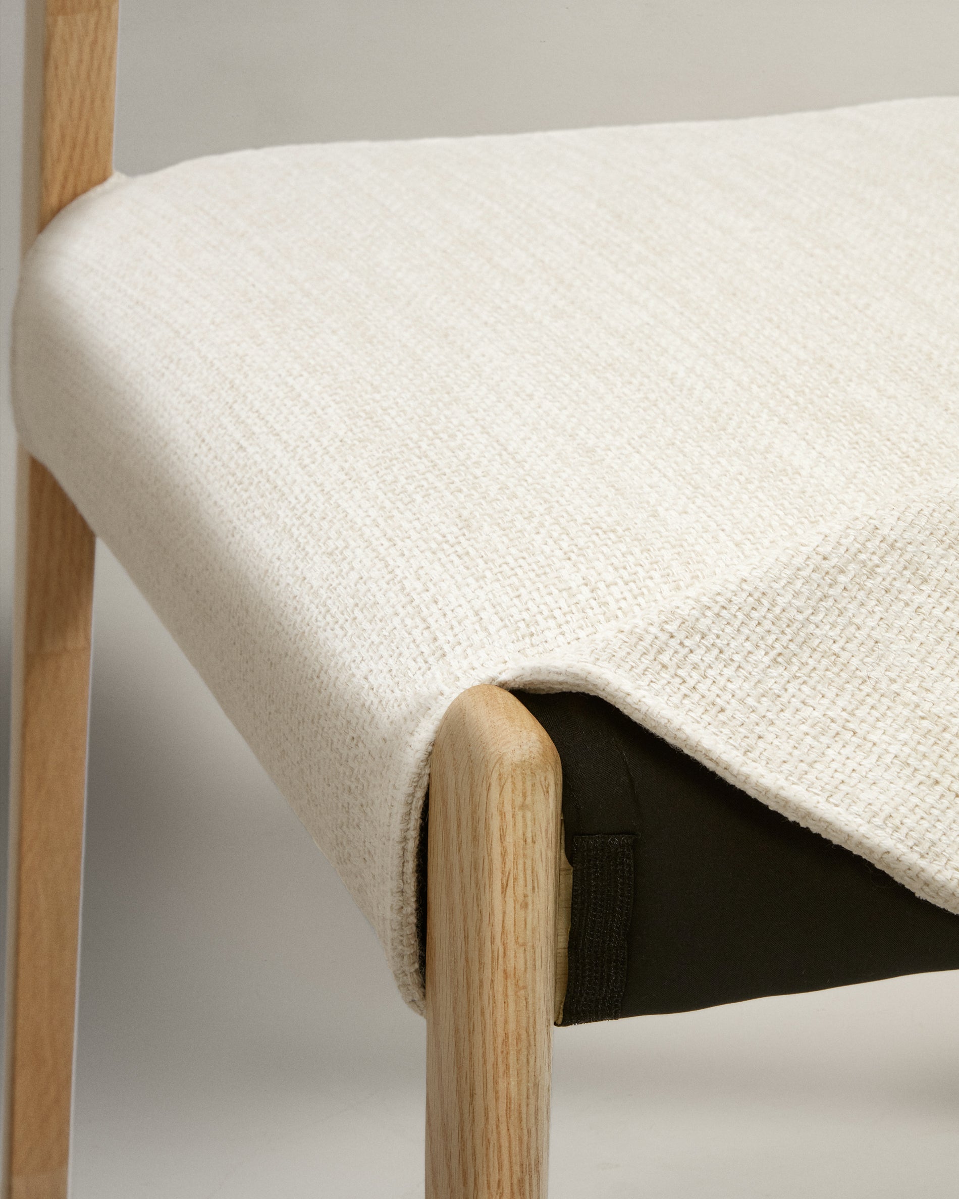 Cudia chair with removable cover, beige chenille, solid oak with natural finish, FSC Mix Credit