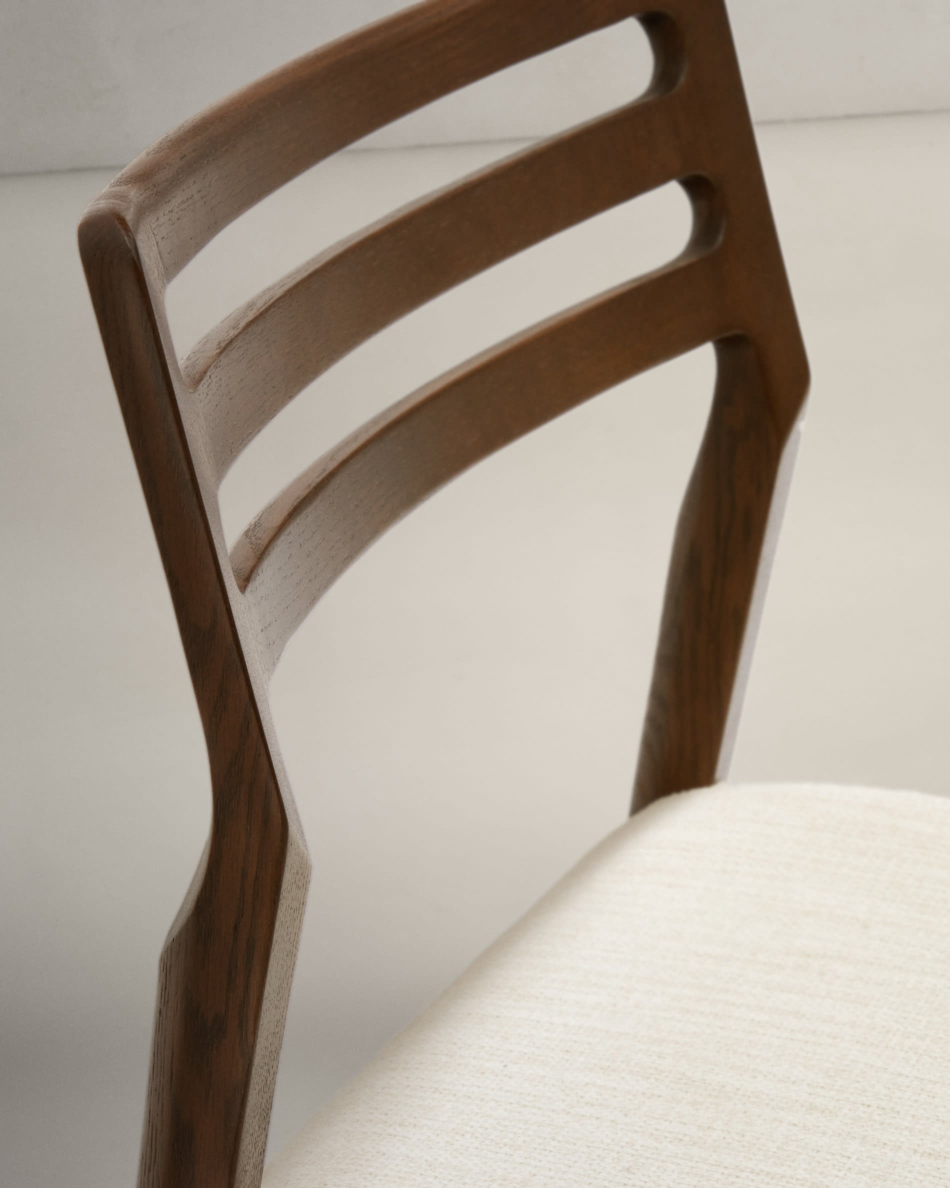 Cudia chair with removable cover, beige chenille, solid oak with walnut finish, FSC Mix Credit