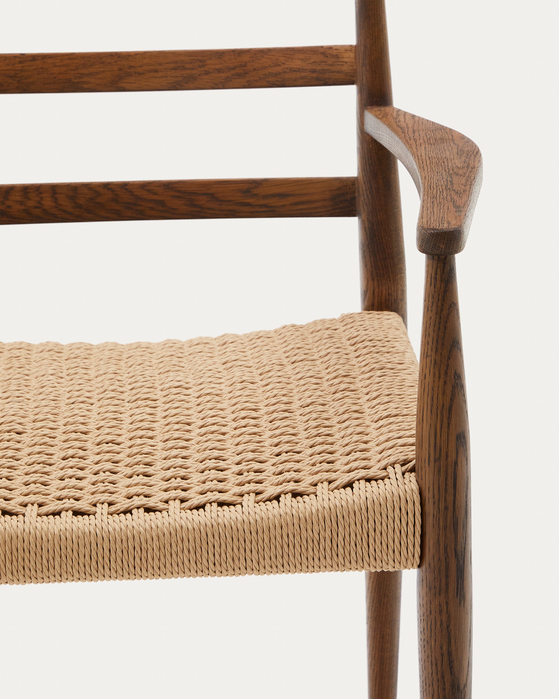 Analy chair with armrests in solid oak wood in a walnut finish and rope cord seat FSC 100% - Detail