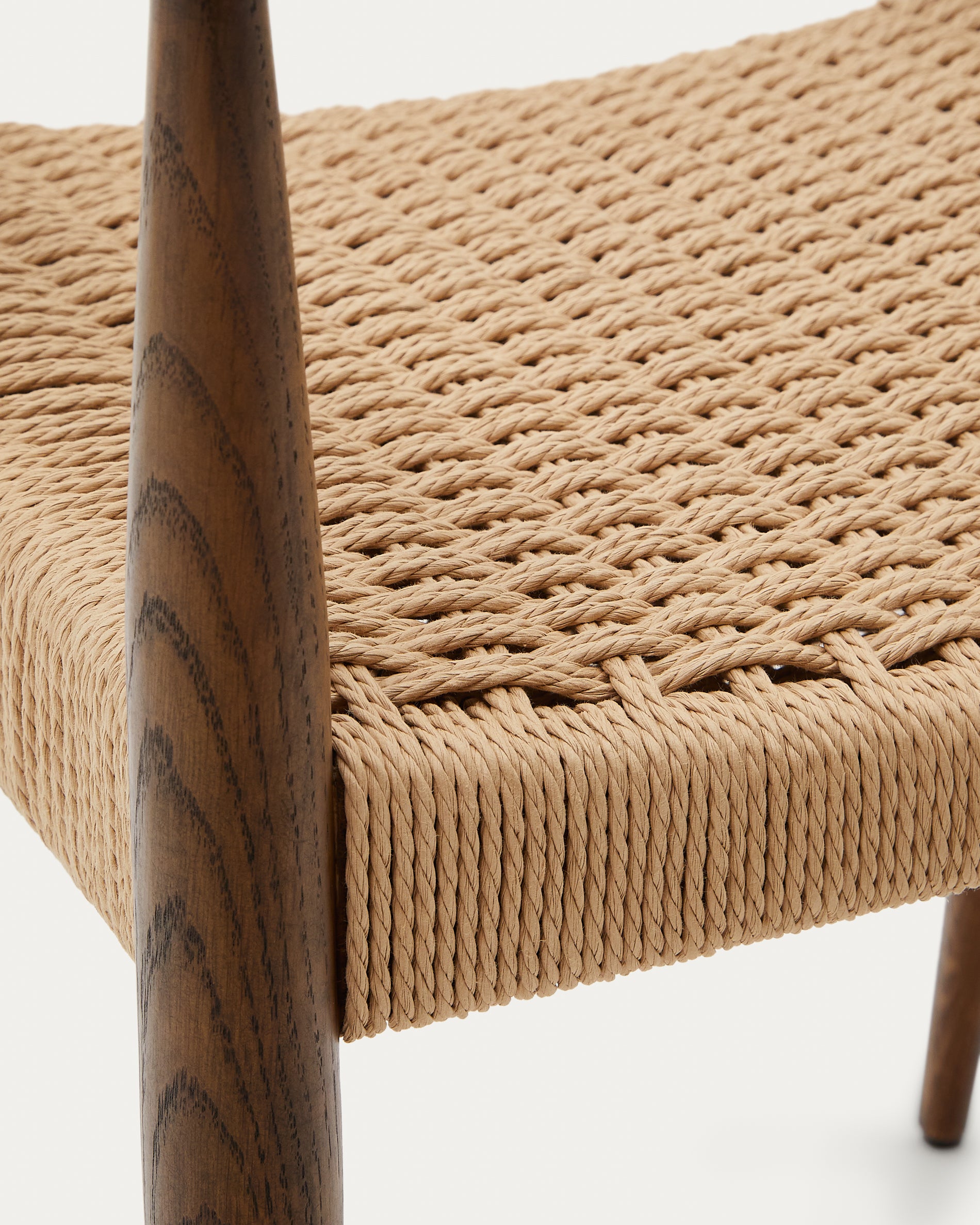Analy chair with armrests in solid oak wood in a walnut finish and rope cord seat FSC 100% - Detail