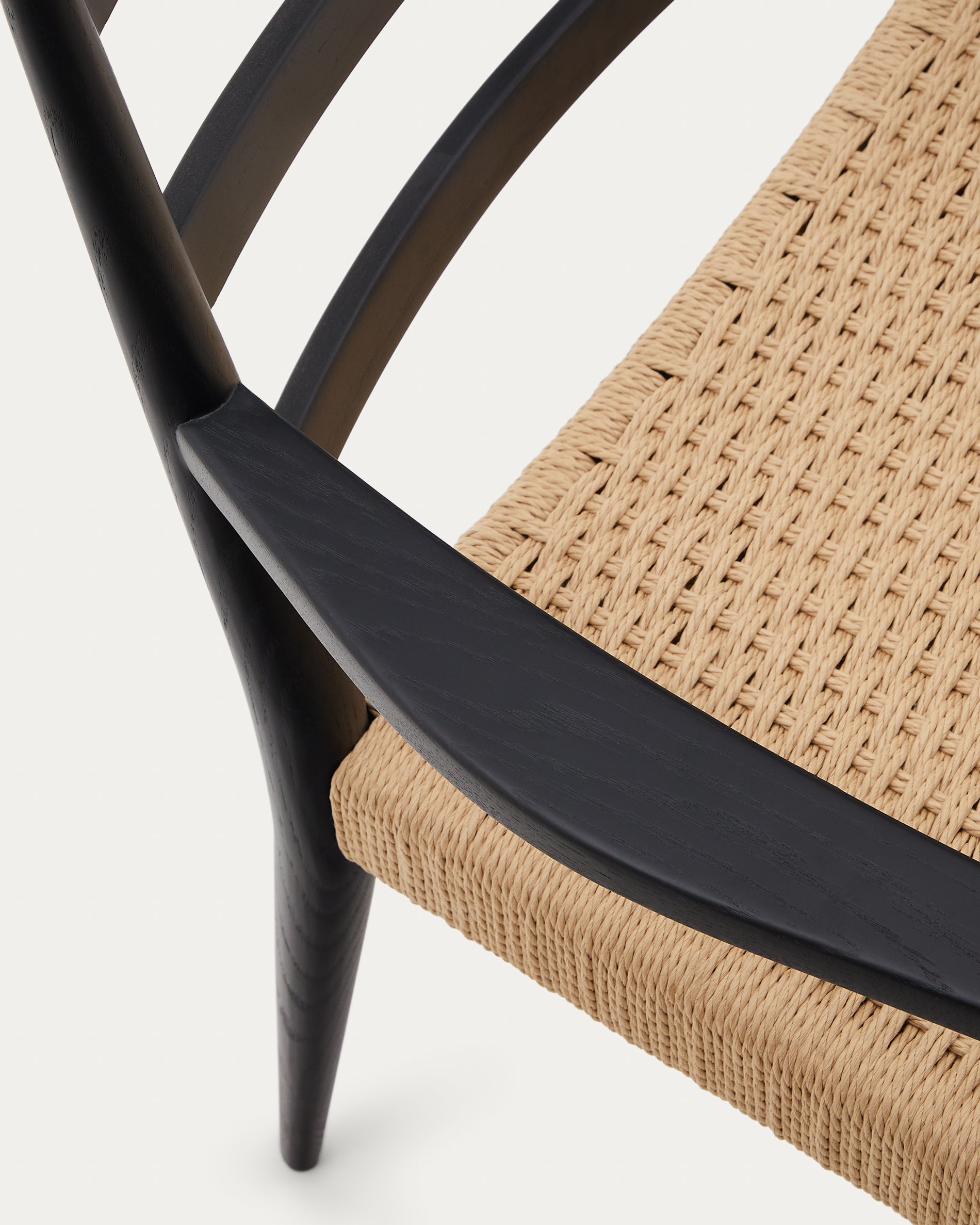 Analy chair with armrests in solid oak wood in a black finish and rope cord seat FSC 100% - Detail