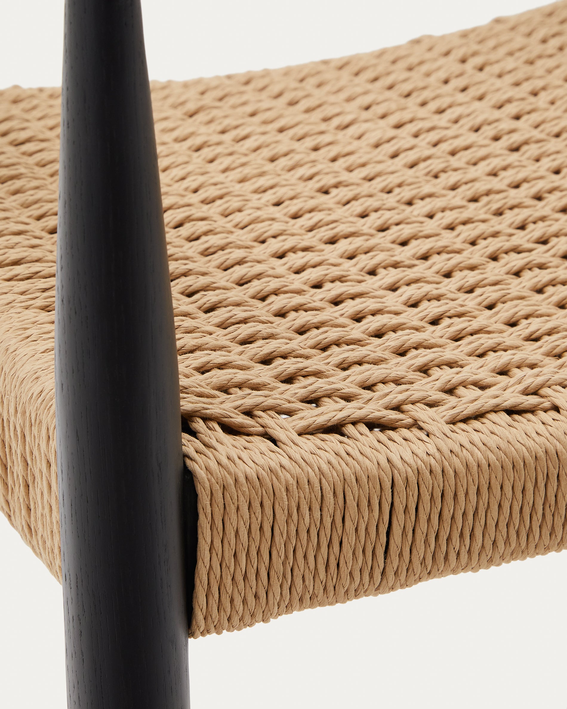 Analy chair with armrests in solid oak wood in a black finish and rope cord seat FSC 100% - Detail