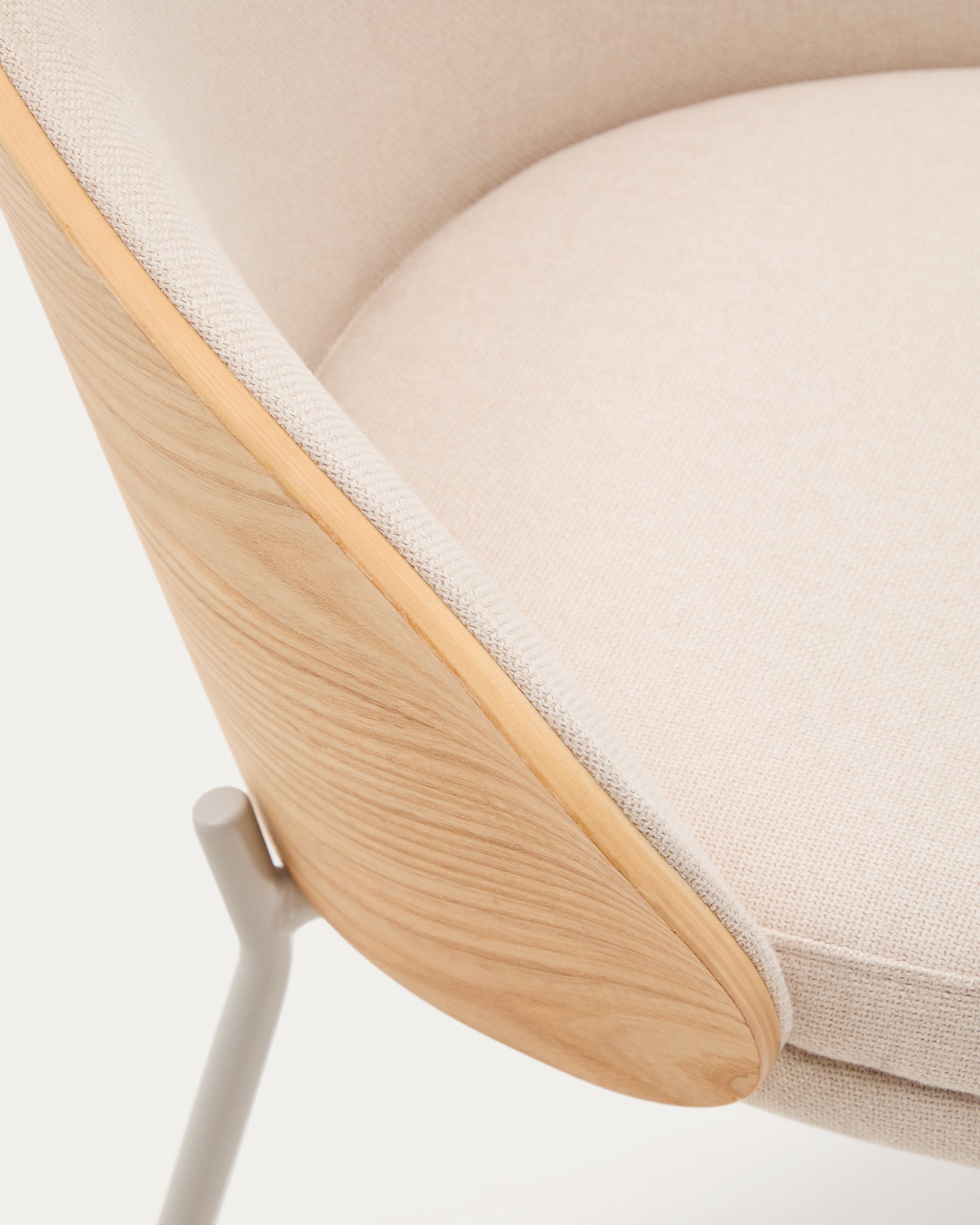 Eamy chair in beige chenille, in a natural finish ash veneer and beige metal - Detail
